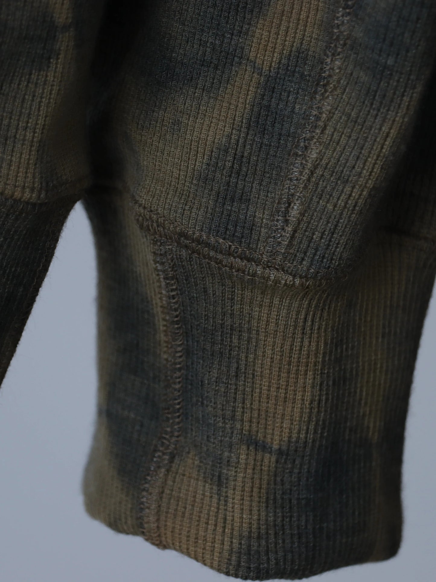 山内-有松絞り-タートルネック-オールリブトレーナー-arimatsu-khaki-9