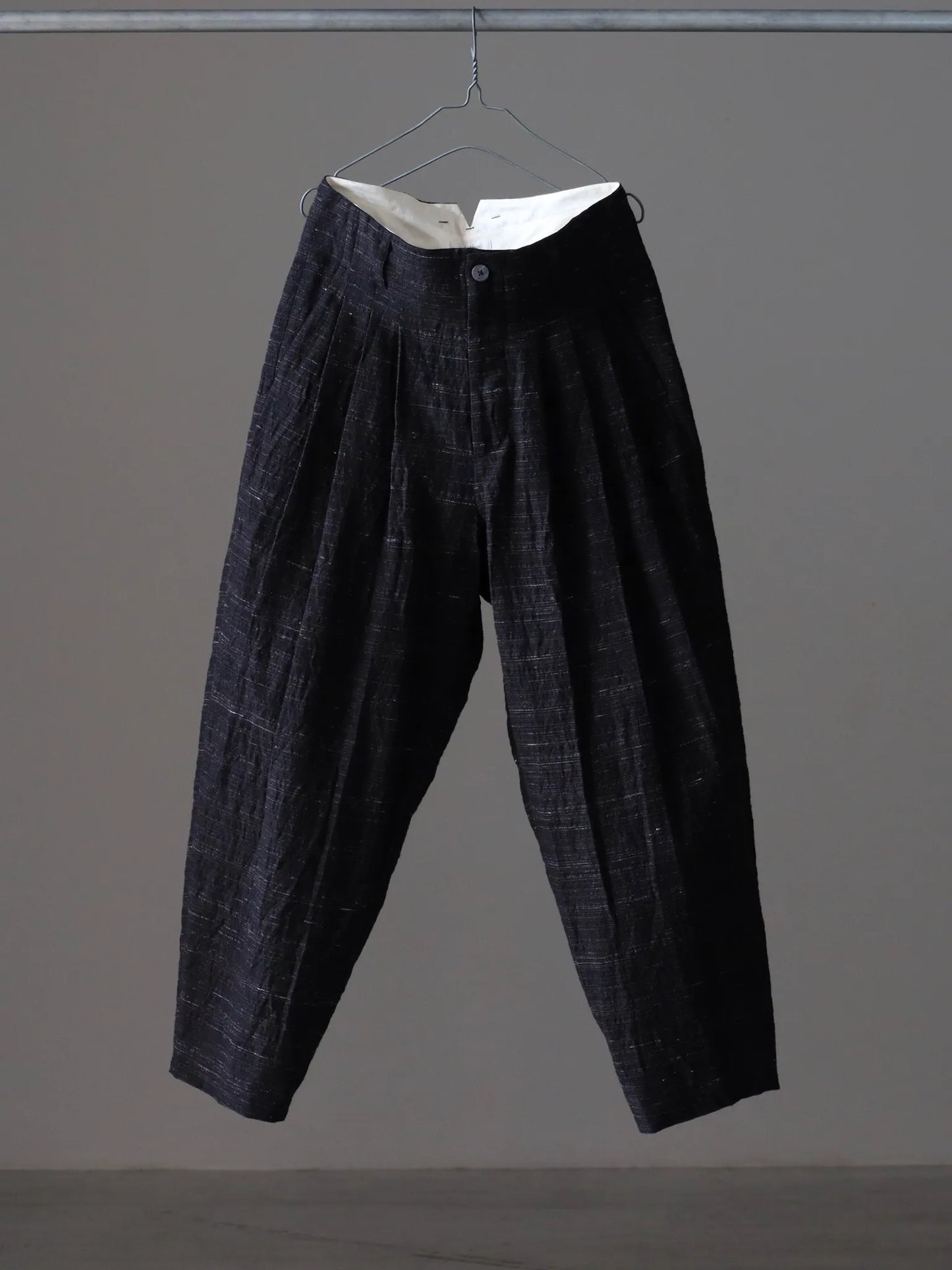 calmlence-triple-pleated-wide-tapered-blk-brn-1