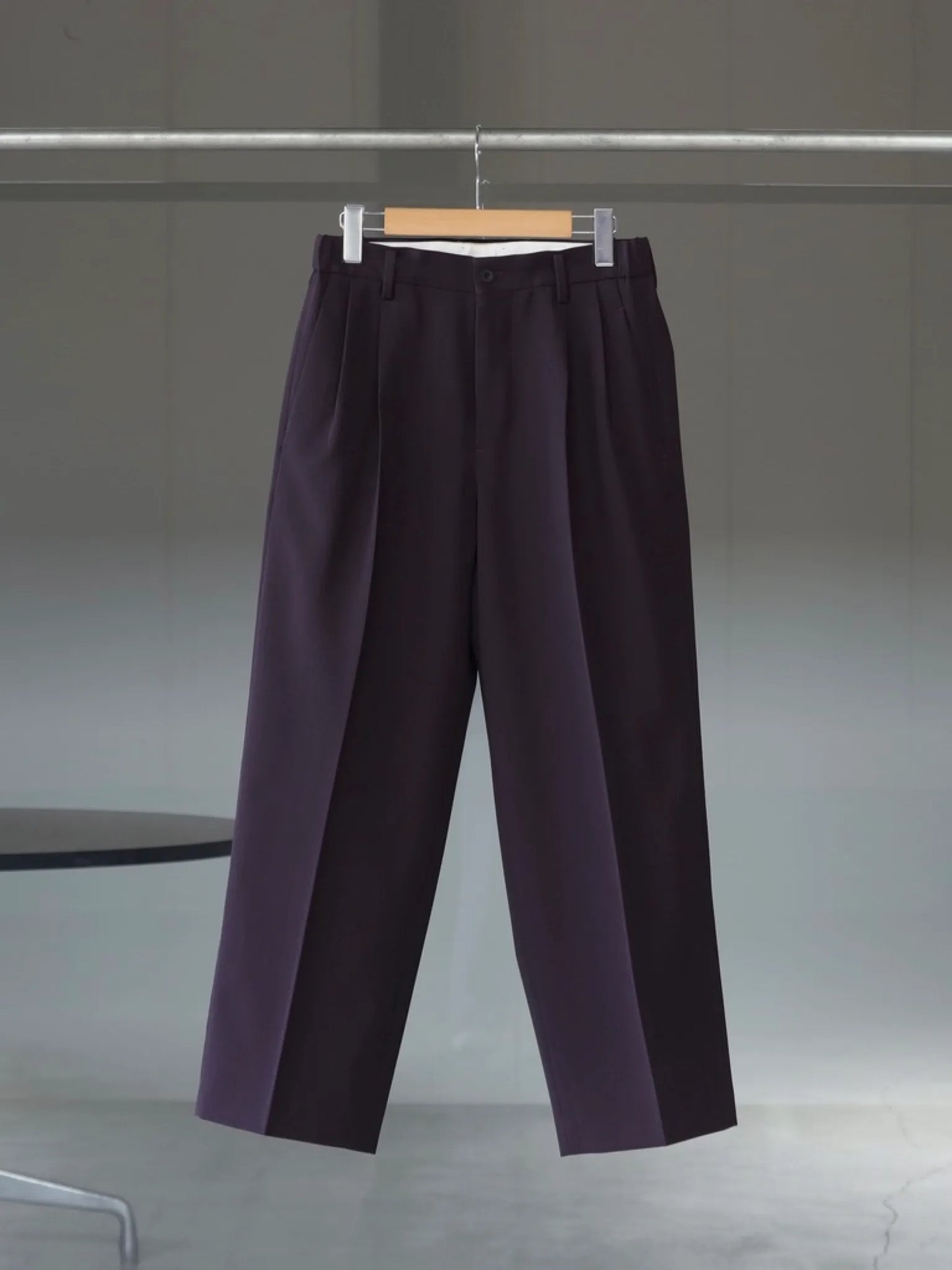 irenisa-two-tucks-wide-trousers-burgundy-2