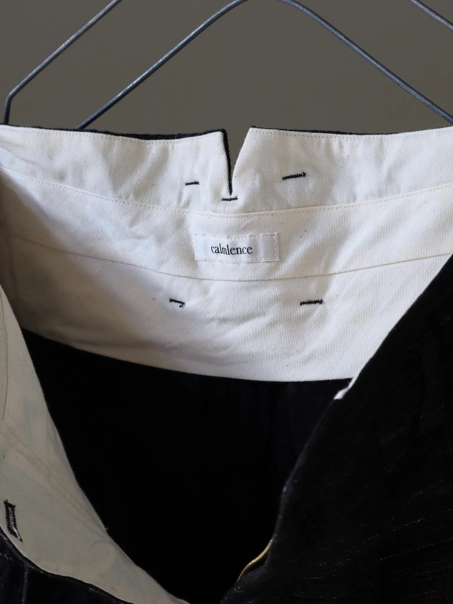 calmlence-triple-pleated-wide-tapered-blk-brn-3