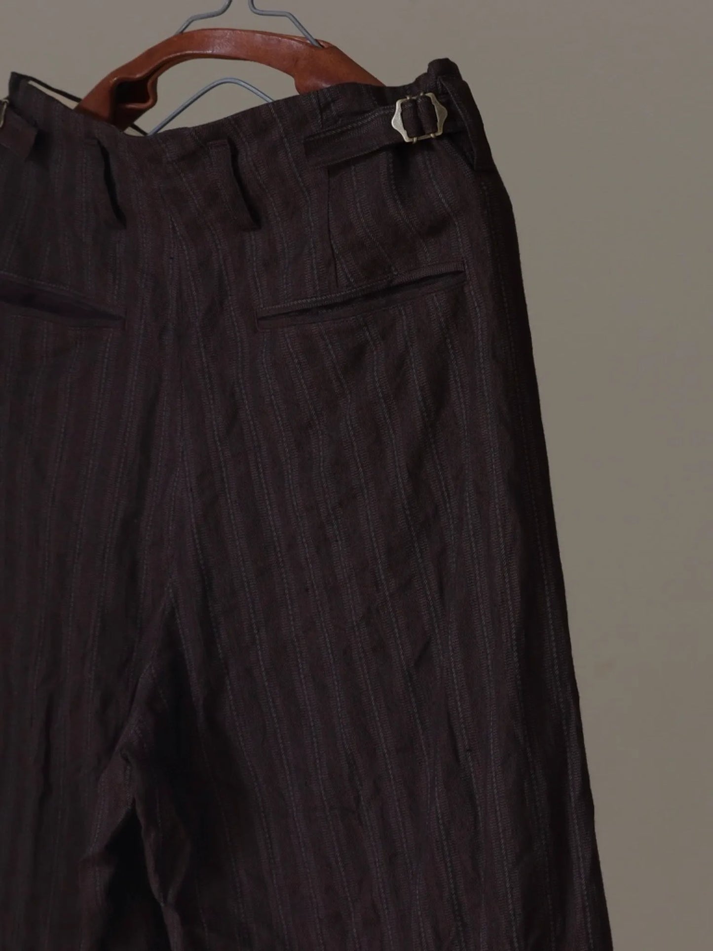 calmlence-single-pleated-wide-pants-brn-5