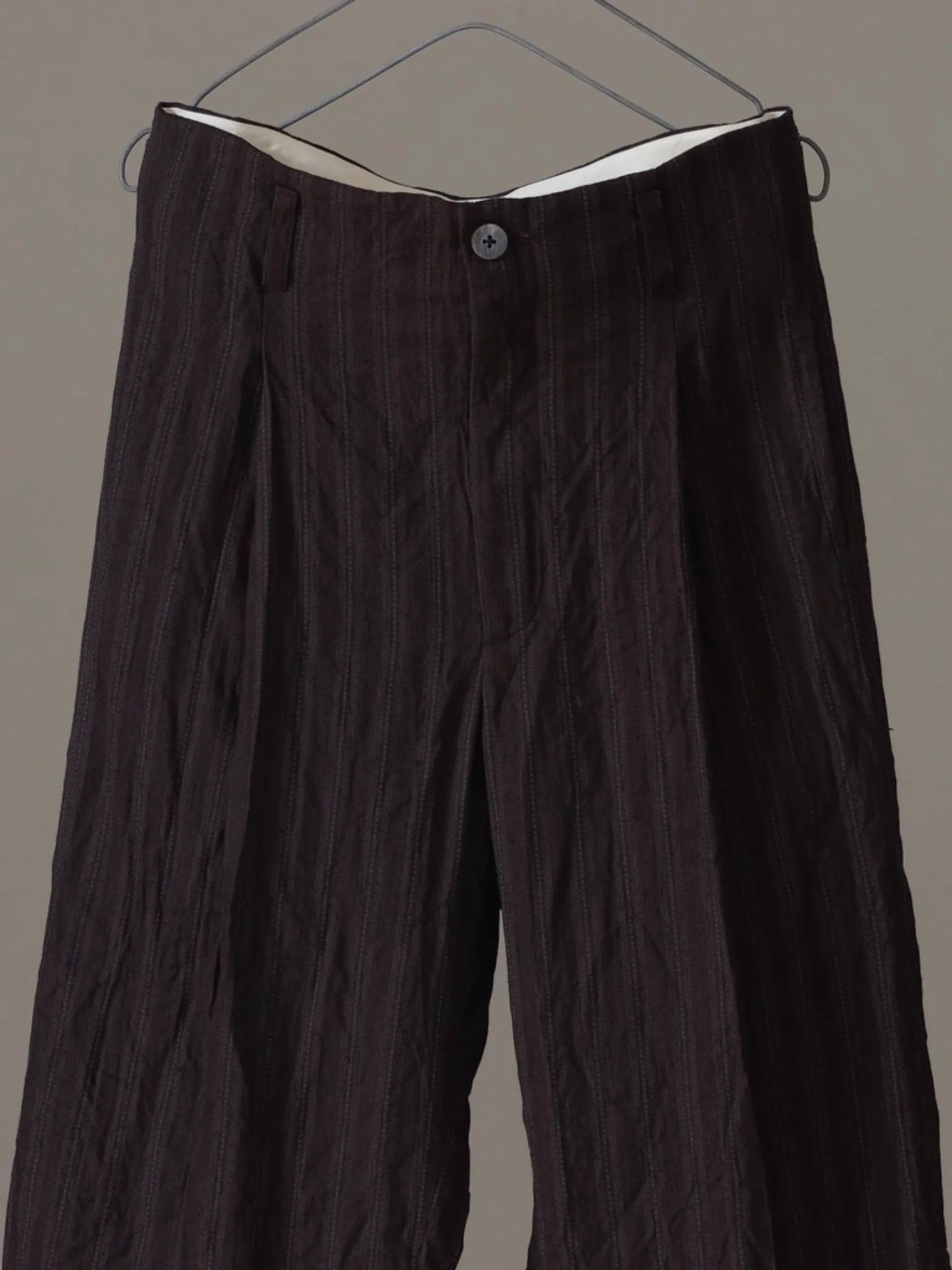 calmlence-single-pleated-wide-pants-brn-3