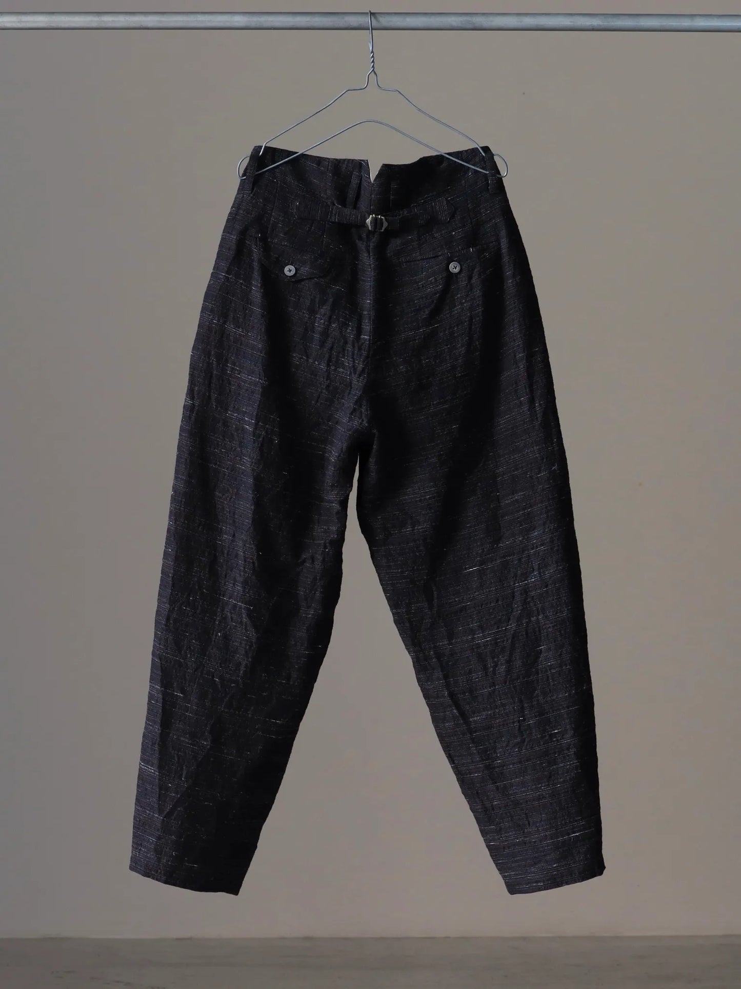 calmlence-triple-pleated-wide-tapered-blk-brn-2