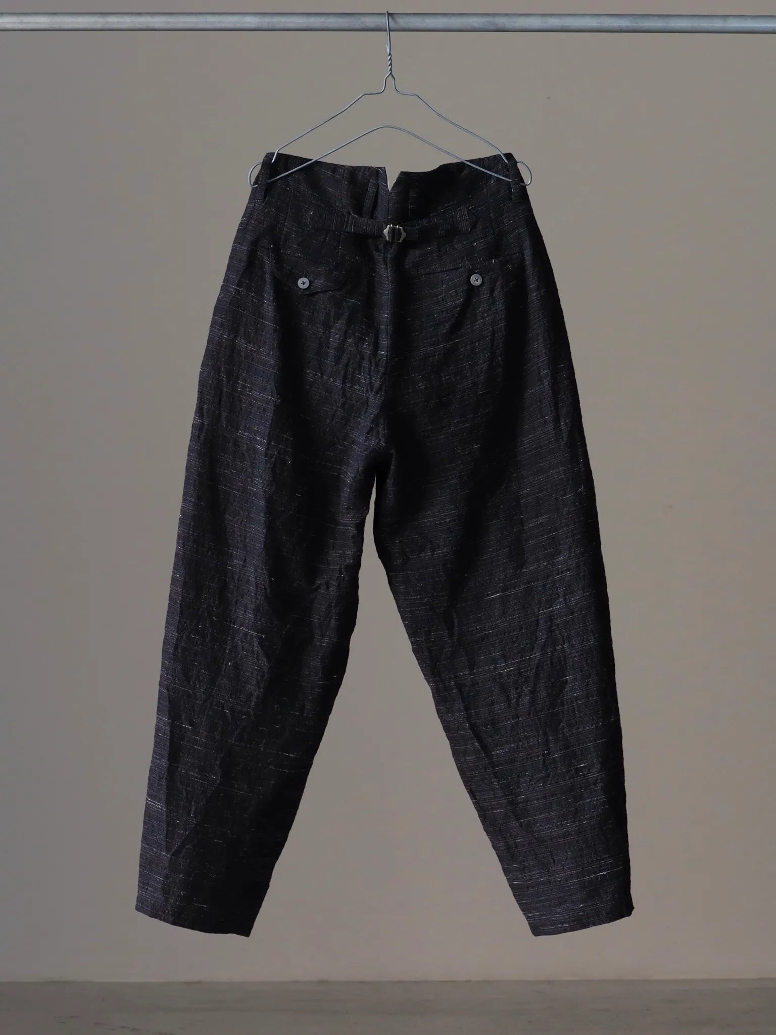 calmlence-triple-pleated-wide-tapered-blk-brn-2