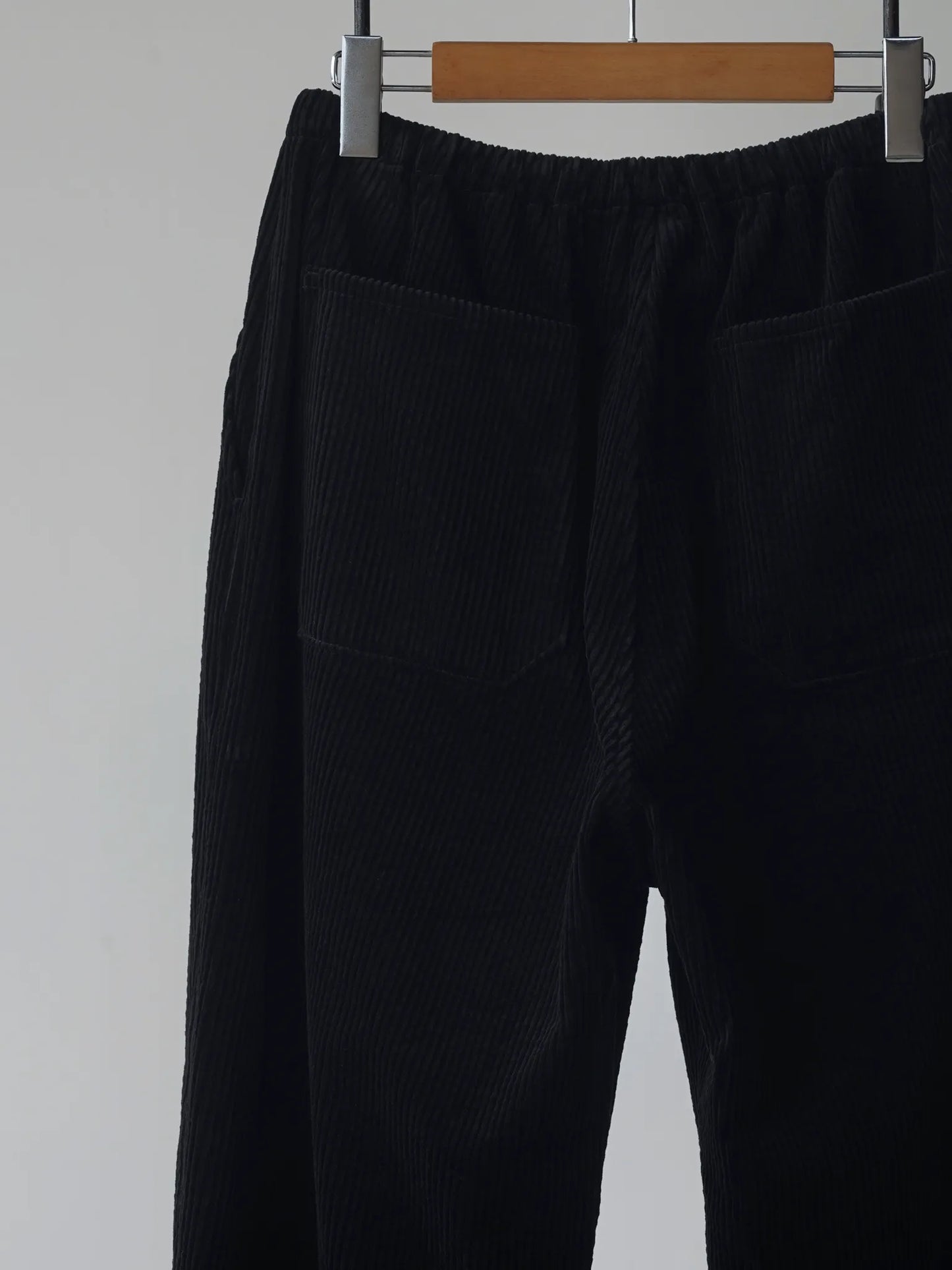 COMOLI | コーデュロイ ドローストリングパンツ BLACK