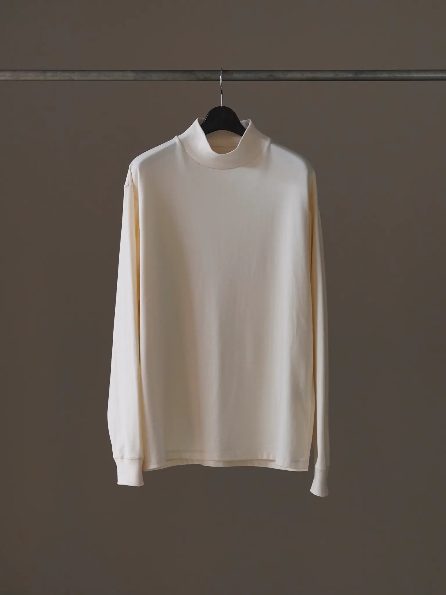 calmlence-mock-neck-ls-t-shirt-owht-1