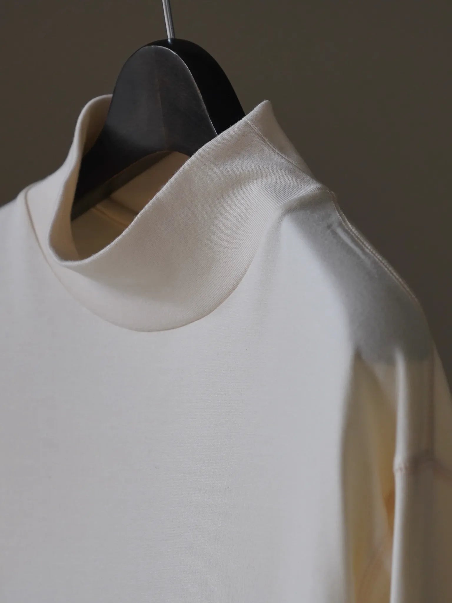 calmlence-mock-neck-ls-t-shirt-owht-2