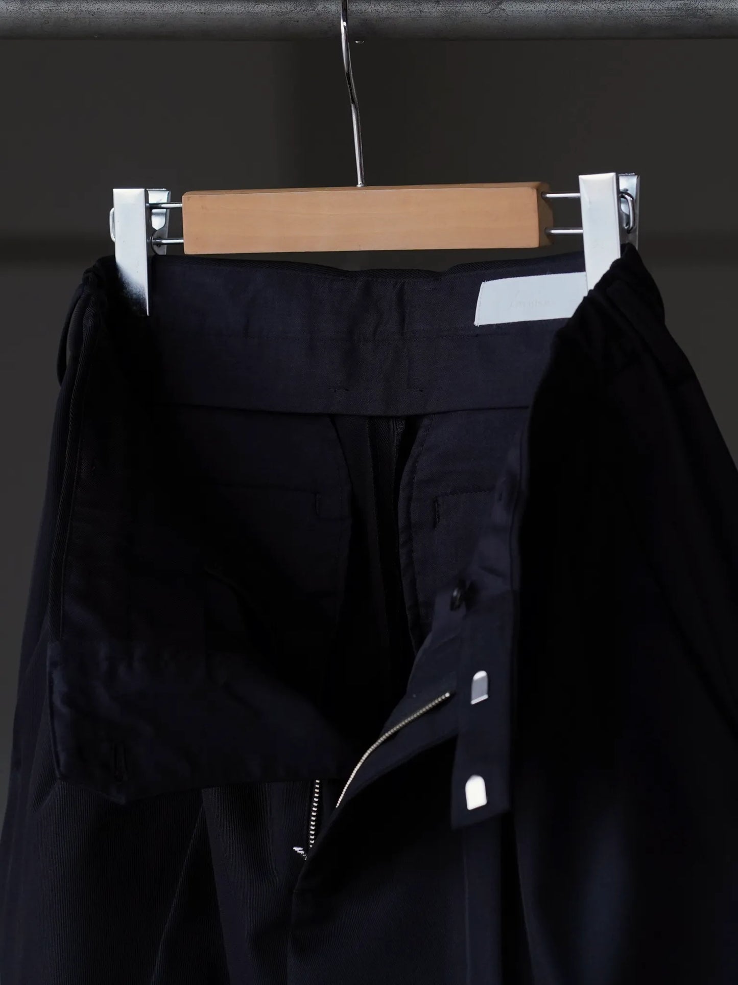 IRENISA | TWO TUCKS TAPERED TROUSERS BLACK