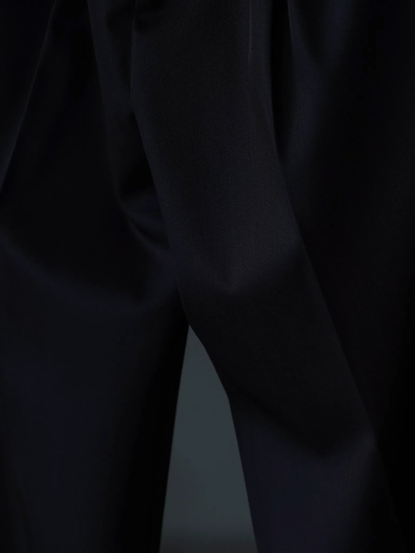 IRENISA | TWO TUCKS TAPERED TROUSERS BLACK