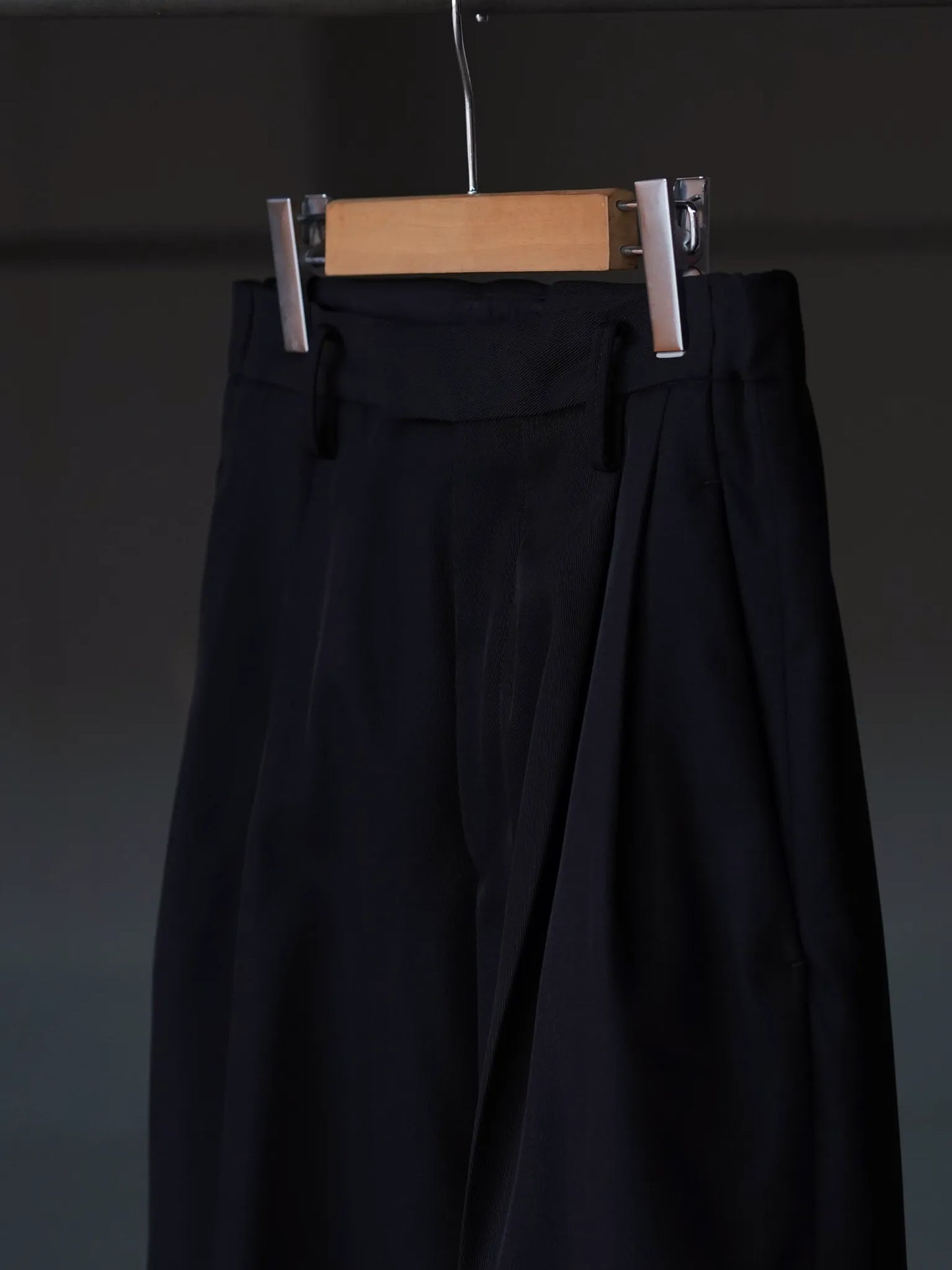 IRENISA | TWO TUCKS TAPERED TROUSERS BLACK