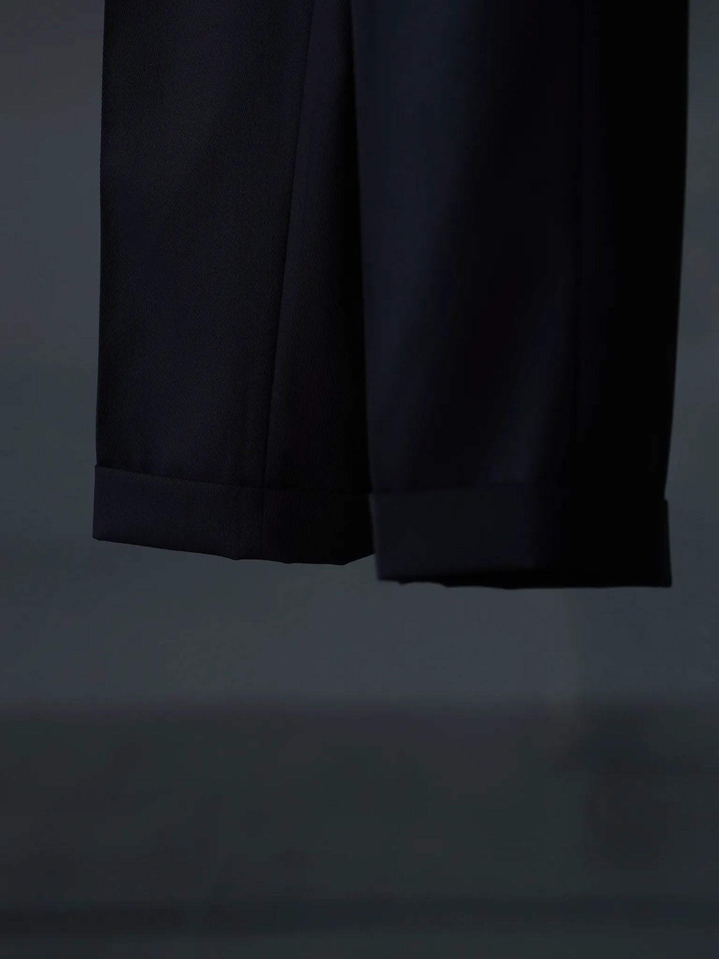 IRENISA | TWO TUCKS TAPERED TROUSERS BLACK