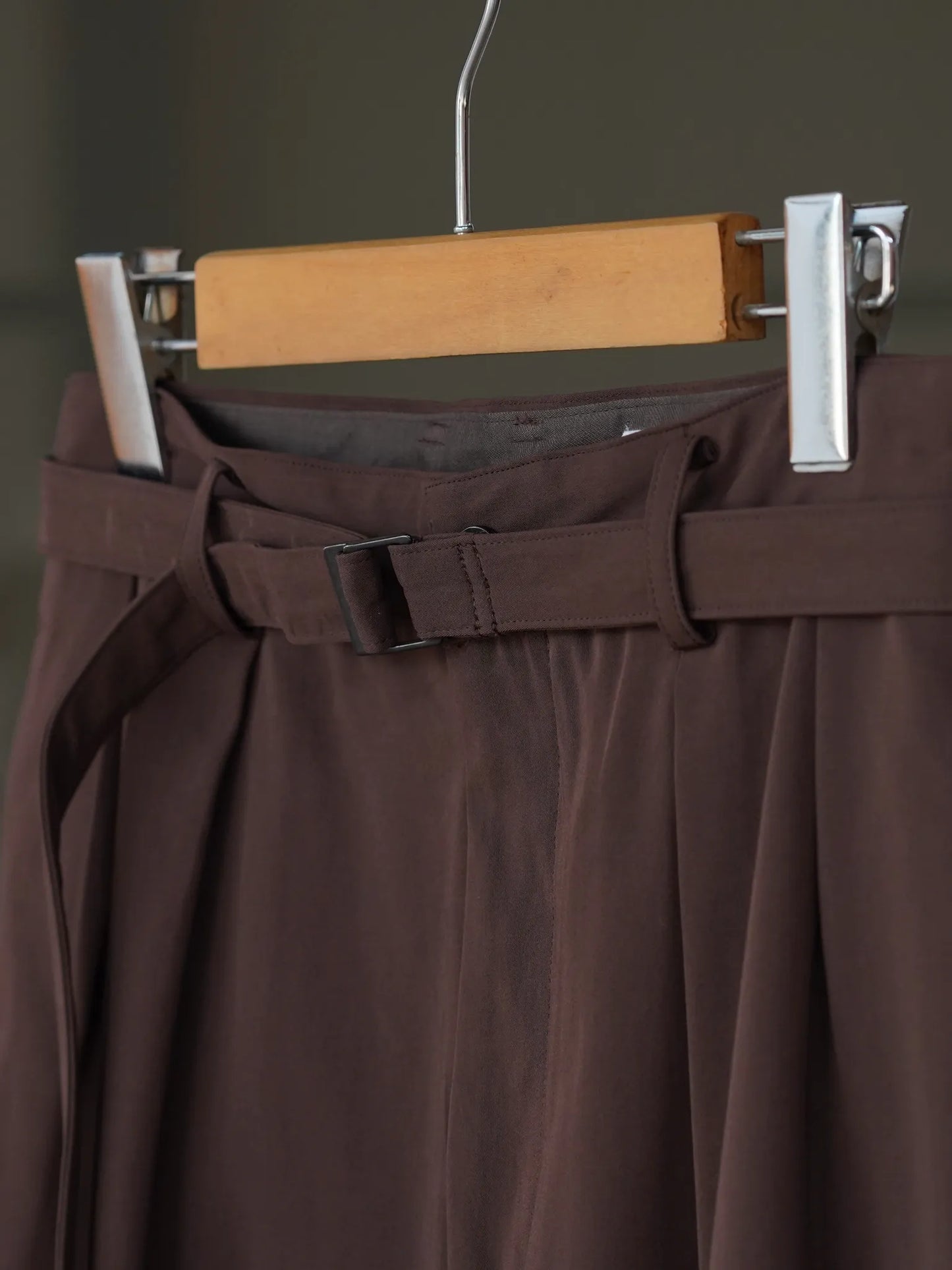IRENISA | BELTED TAPERED PANTS DARK BROWN