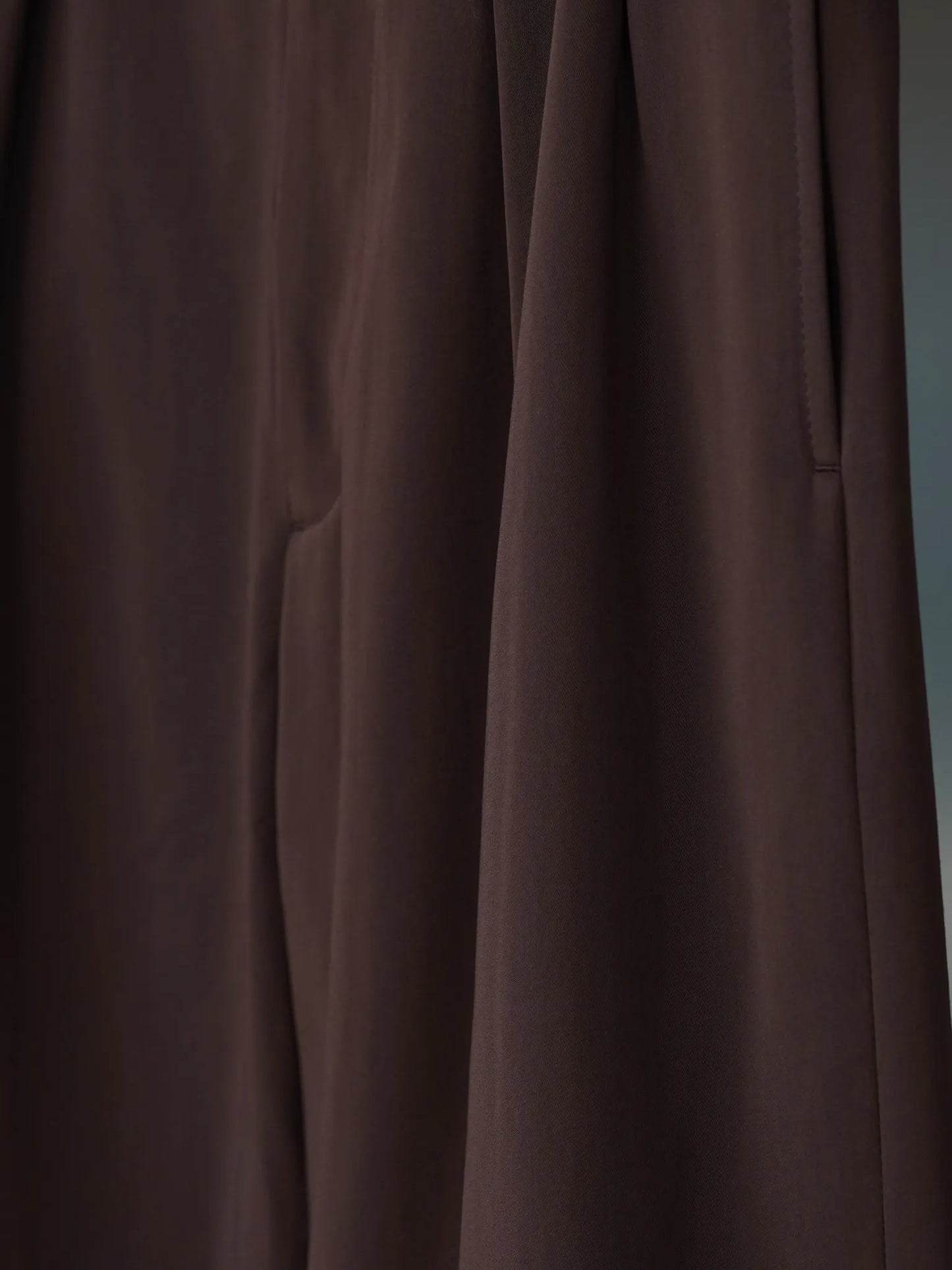 IRENISA | BELTED TAPERED PANTS DARK BROWN