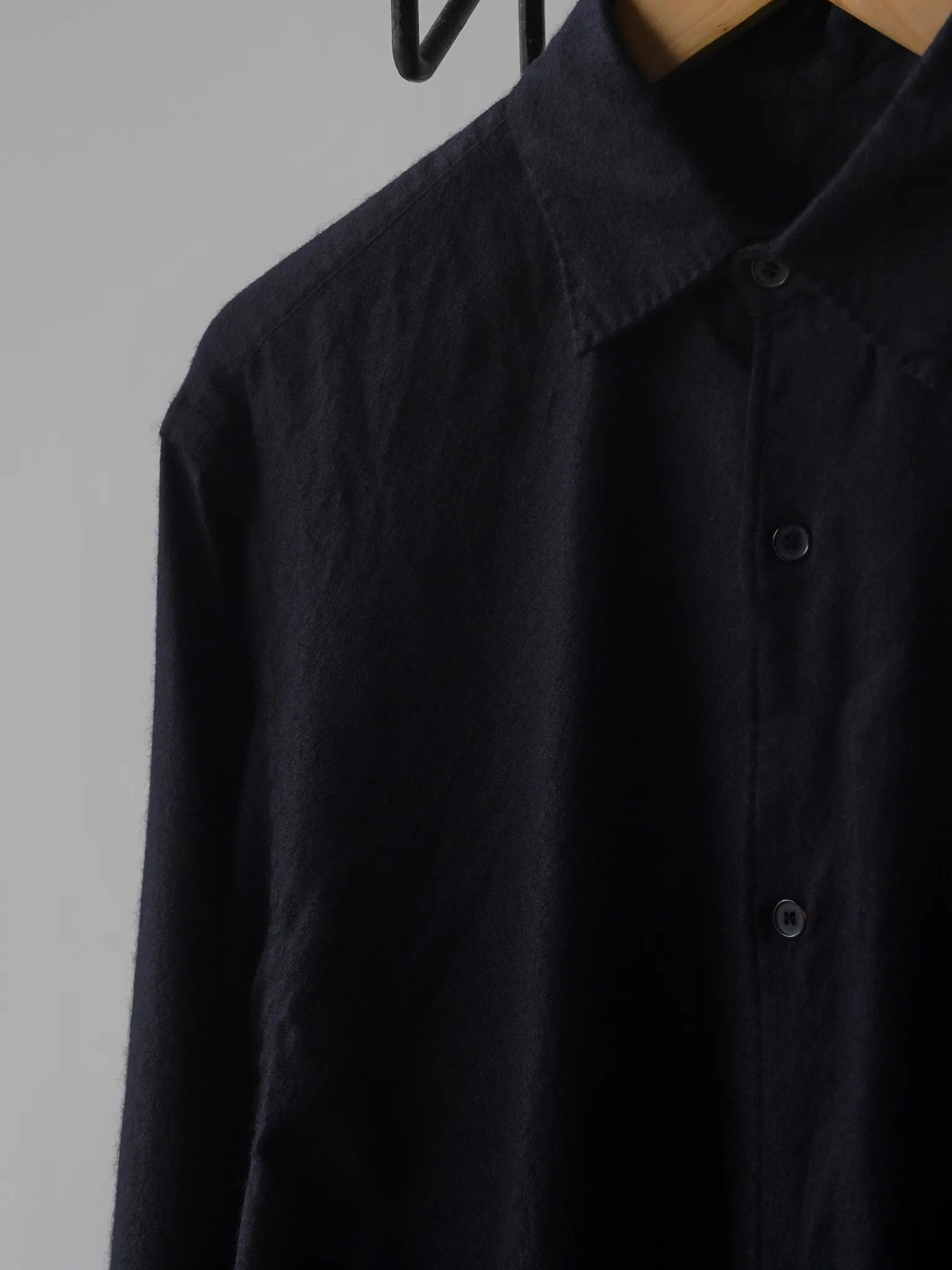 comoli-カシミヤシルク-製品染シャツ-navy-1-3