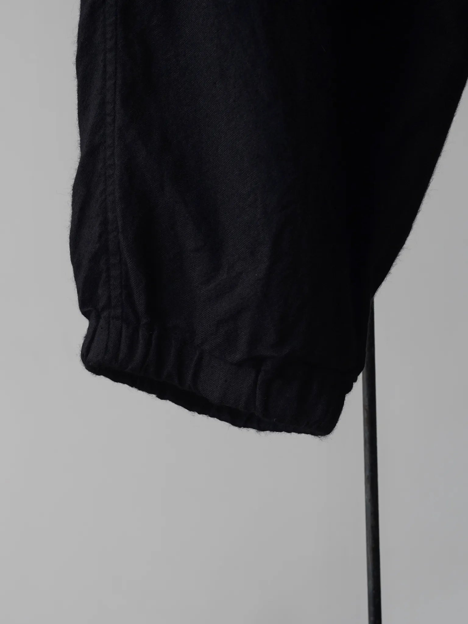 comoli-カシミヤシルク-製品染ドローストリングパンツ-navy-3