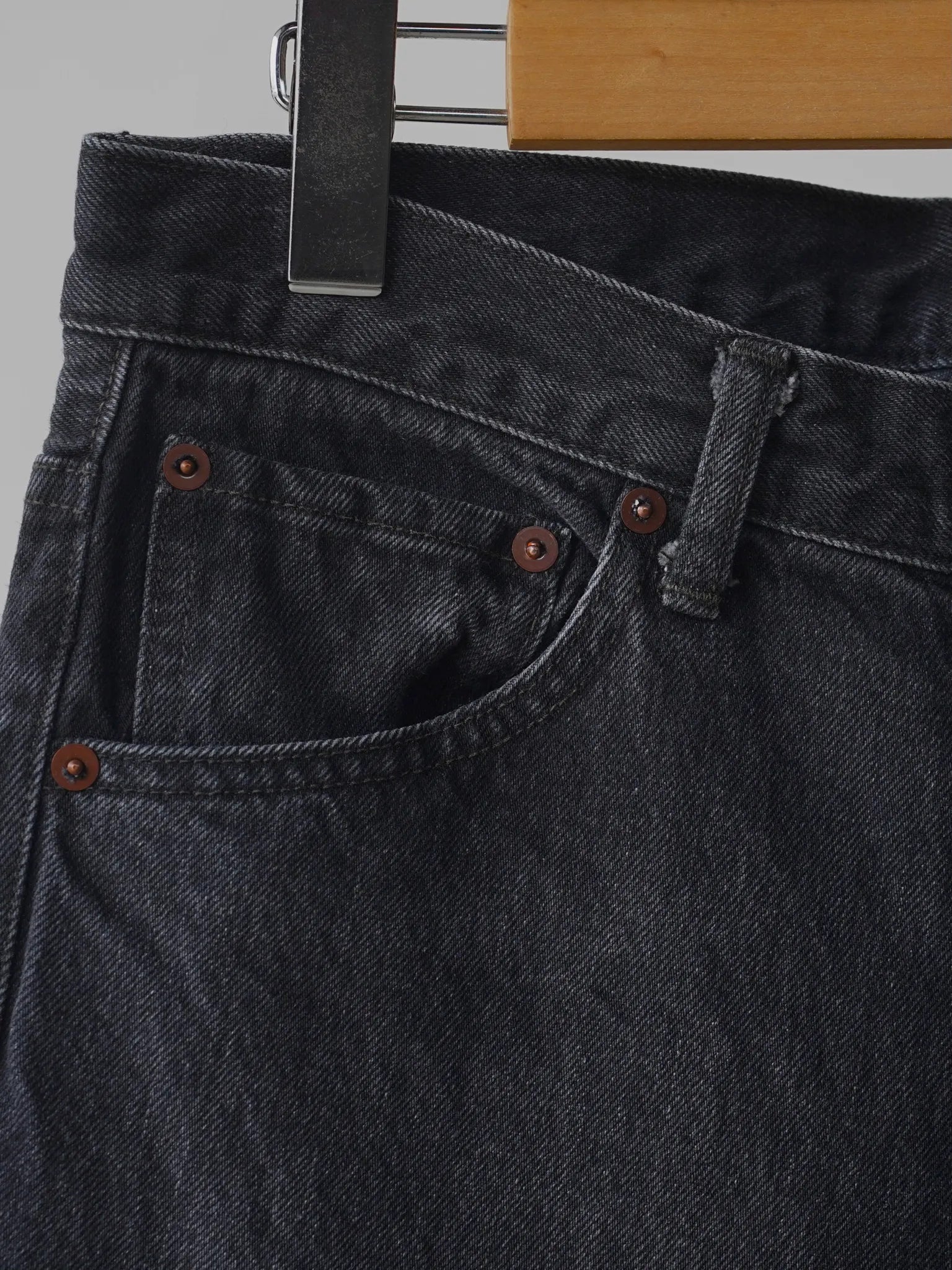 comoli-デニム-5pパンツ-fade-black-3