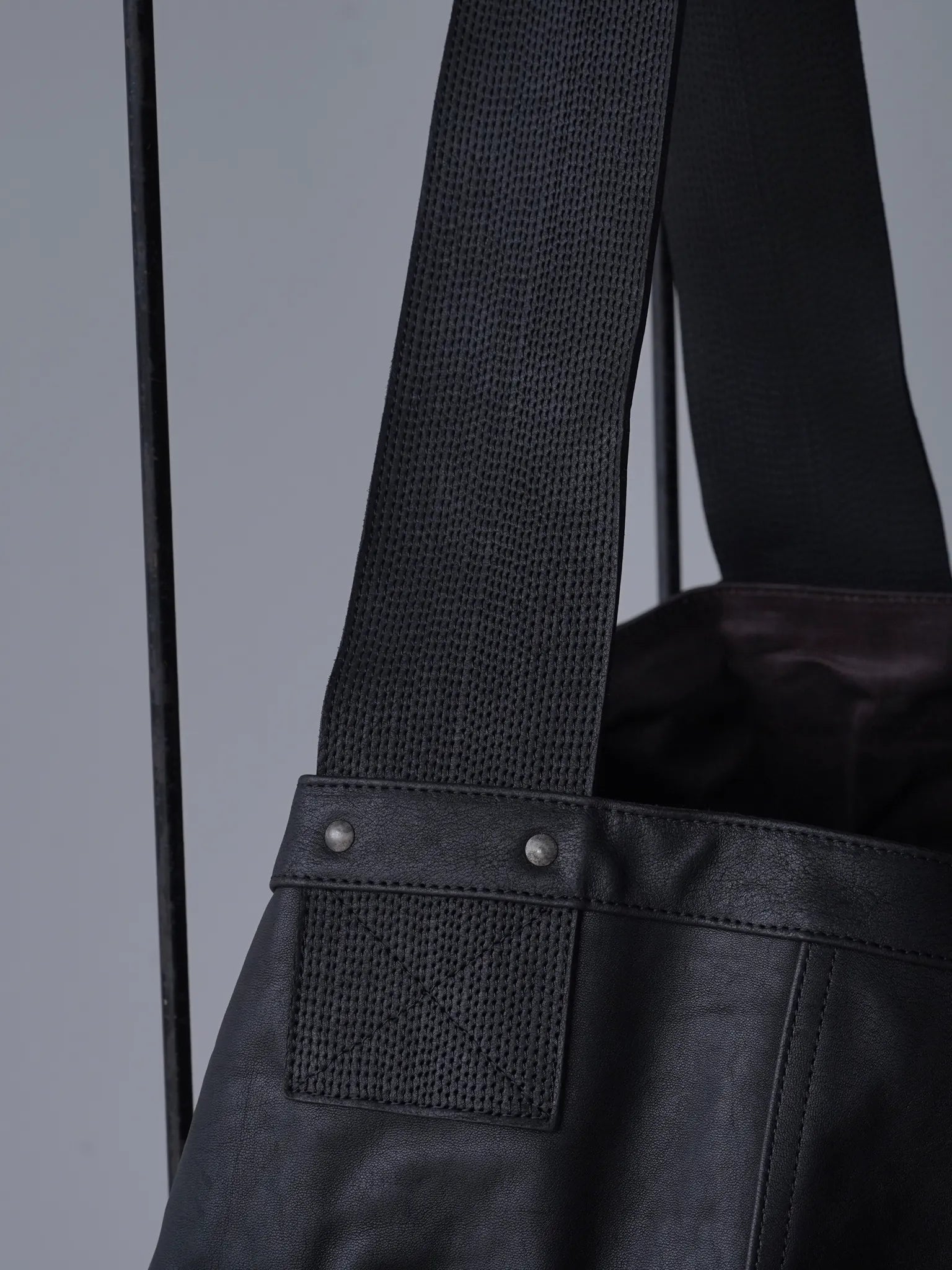 t-t-lot-004-newsboy-bag-black-horse-leather-2