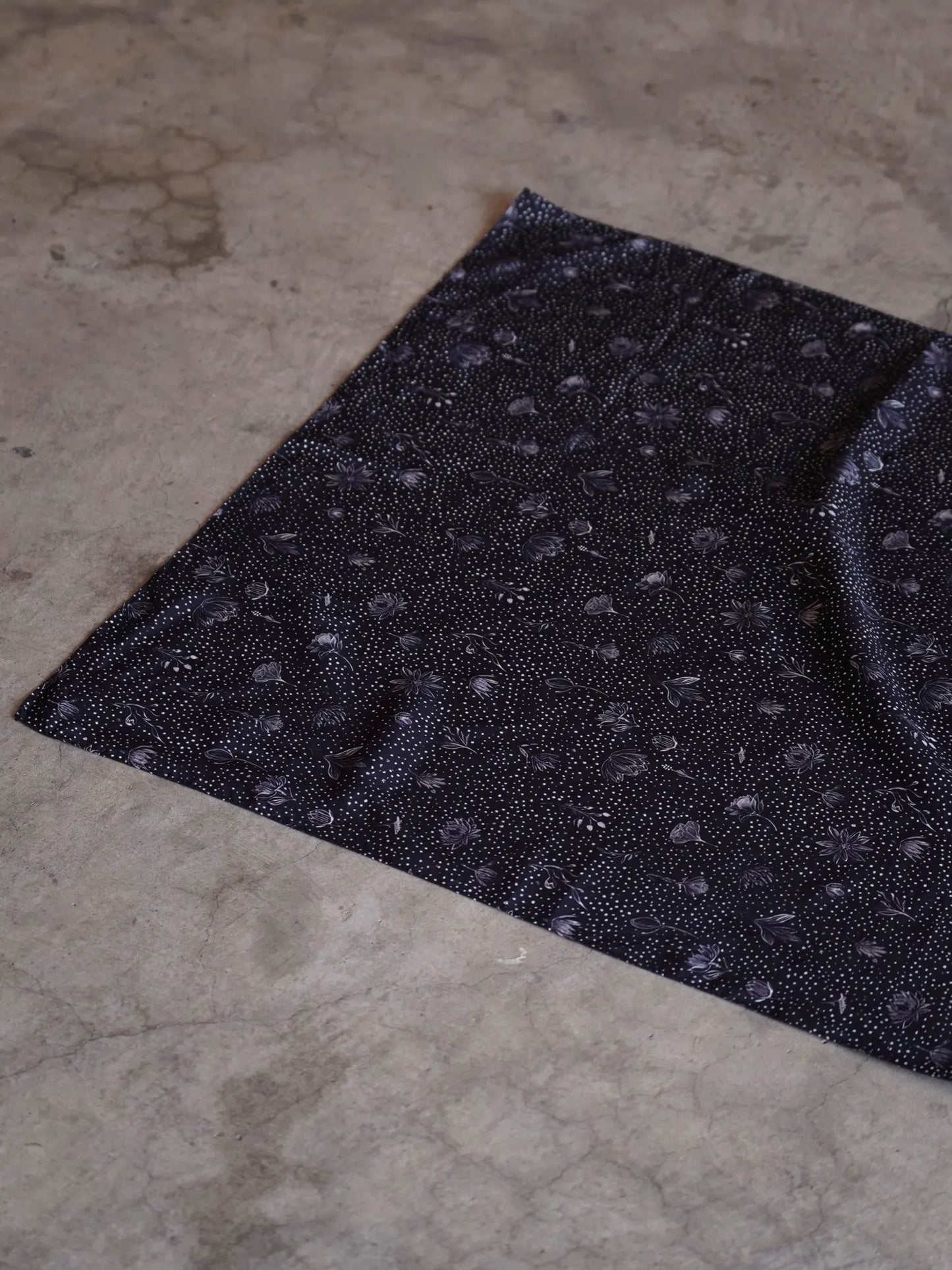 calmlence-scarf-blk-2