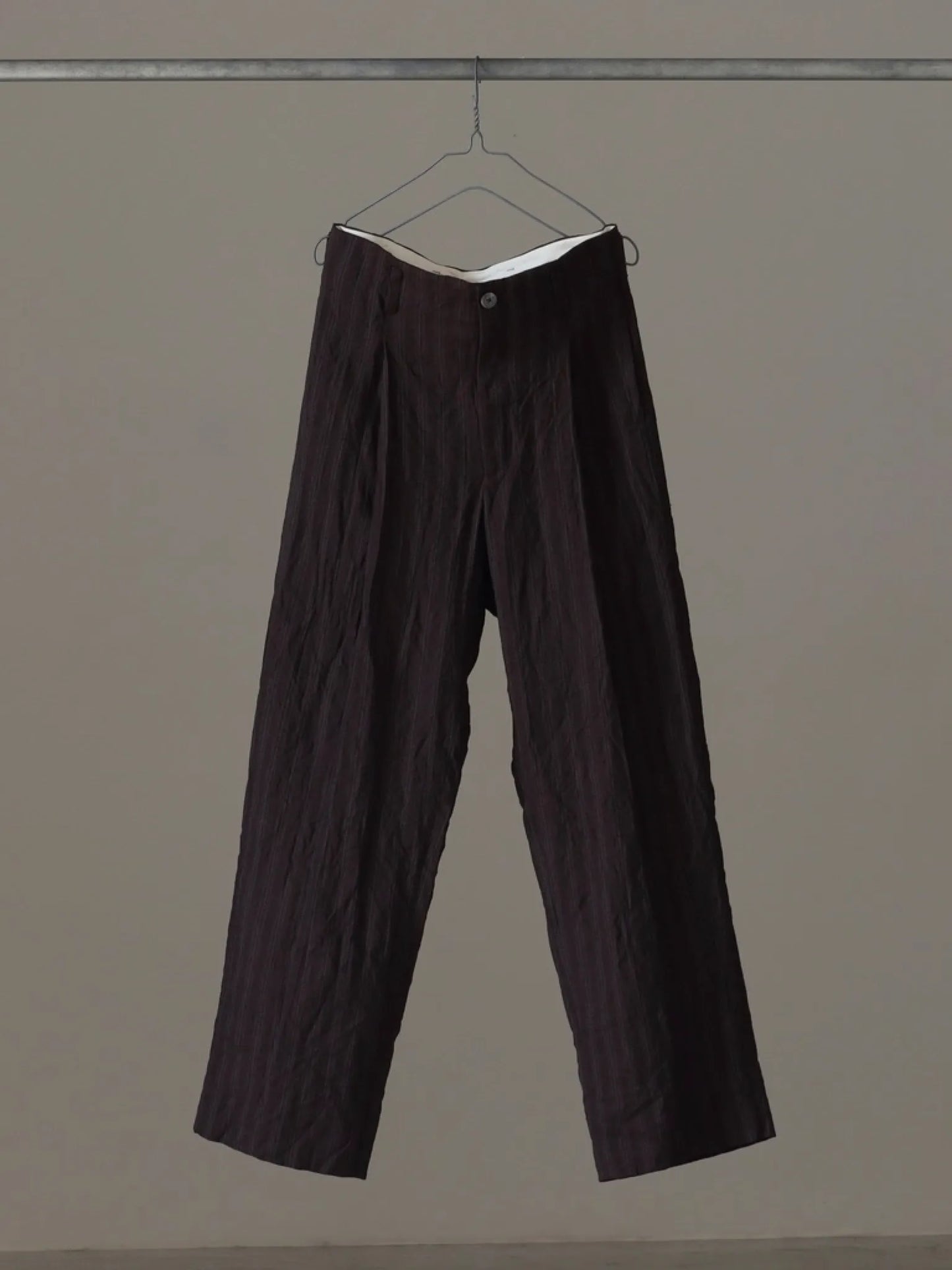 calmlence-single-pleated-wide-pants-brn-1