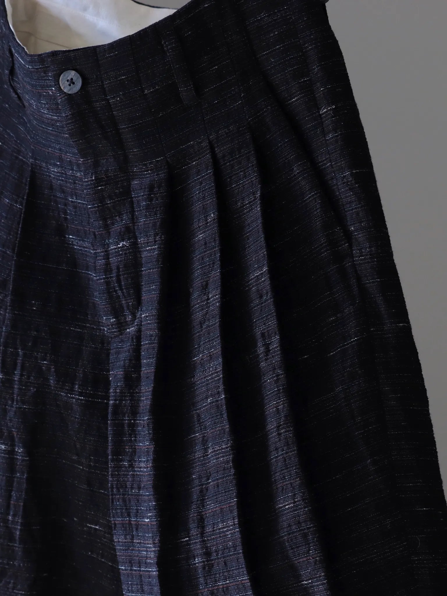 calmlence-triple-pleated-wide-tapered-blk-brn-4