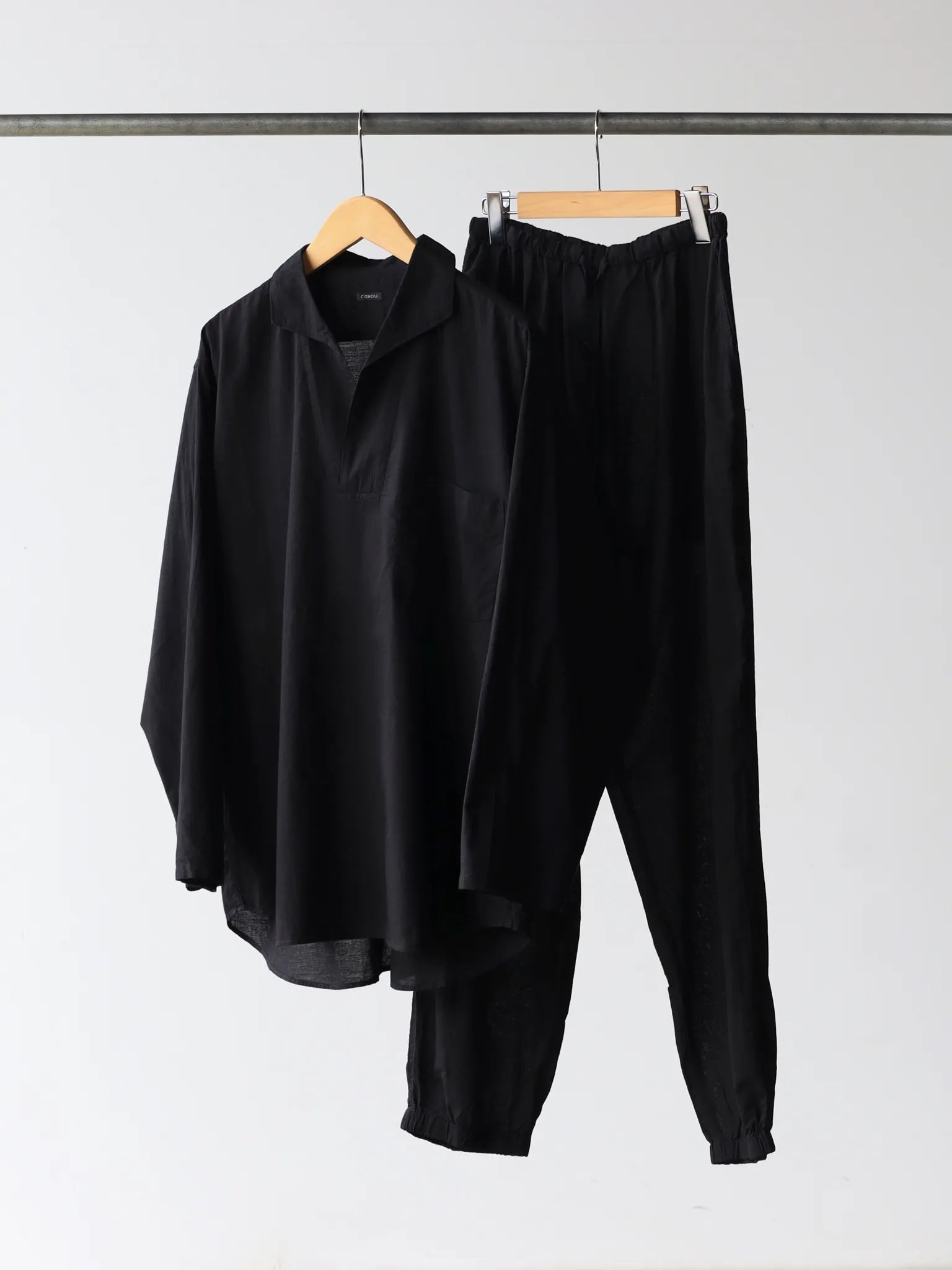 COMOLI KHADIコットン パジャマ BLACK | CASANOVA&CO (カサノヴァ COMOLI KHADIコットン パジャマ BLACK | CASANOVA&CO (カサノヴァ