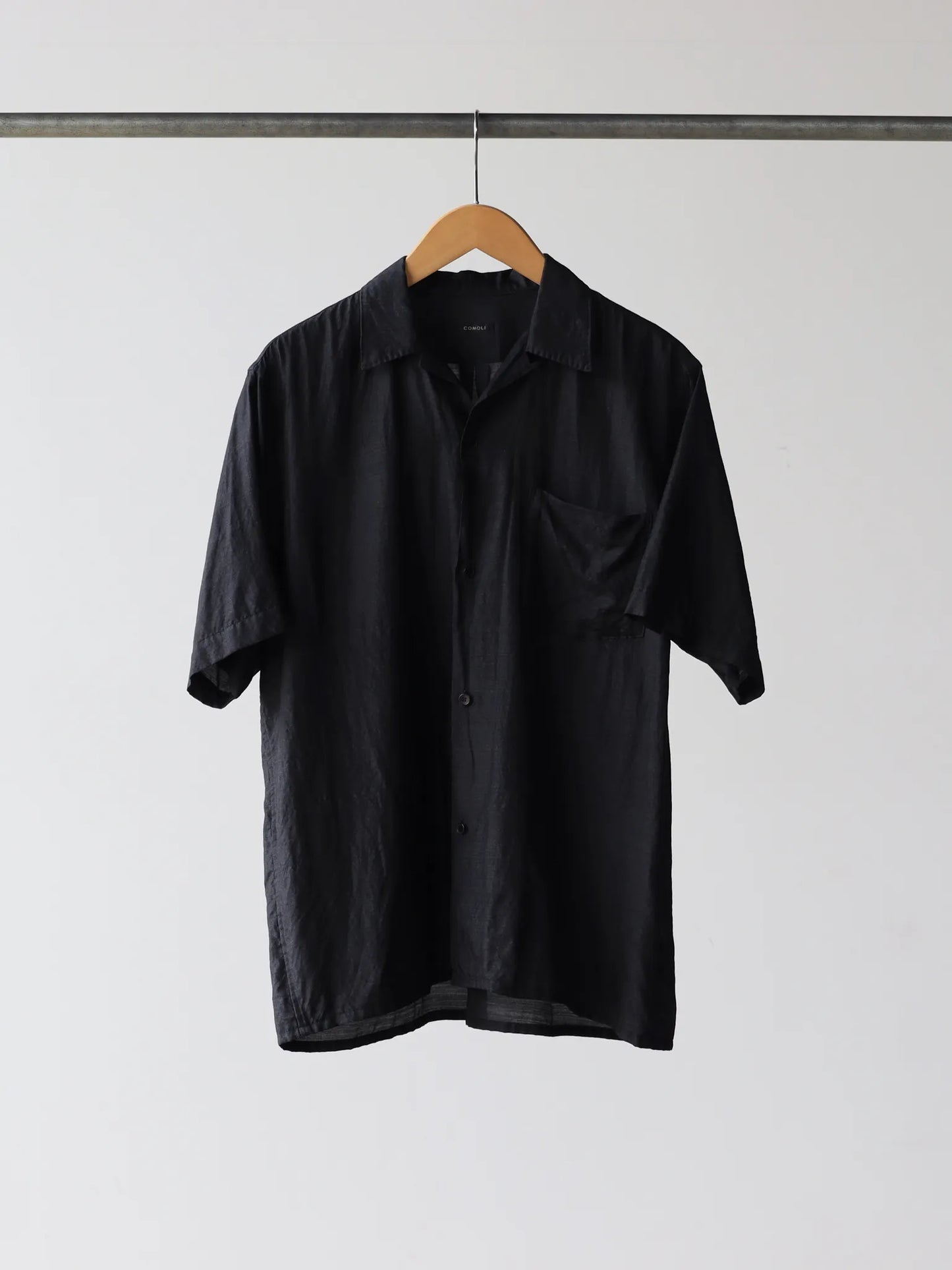 comoli-ウールシルク-半袖オープンカラーシャツ-charcoal-1