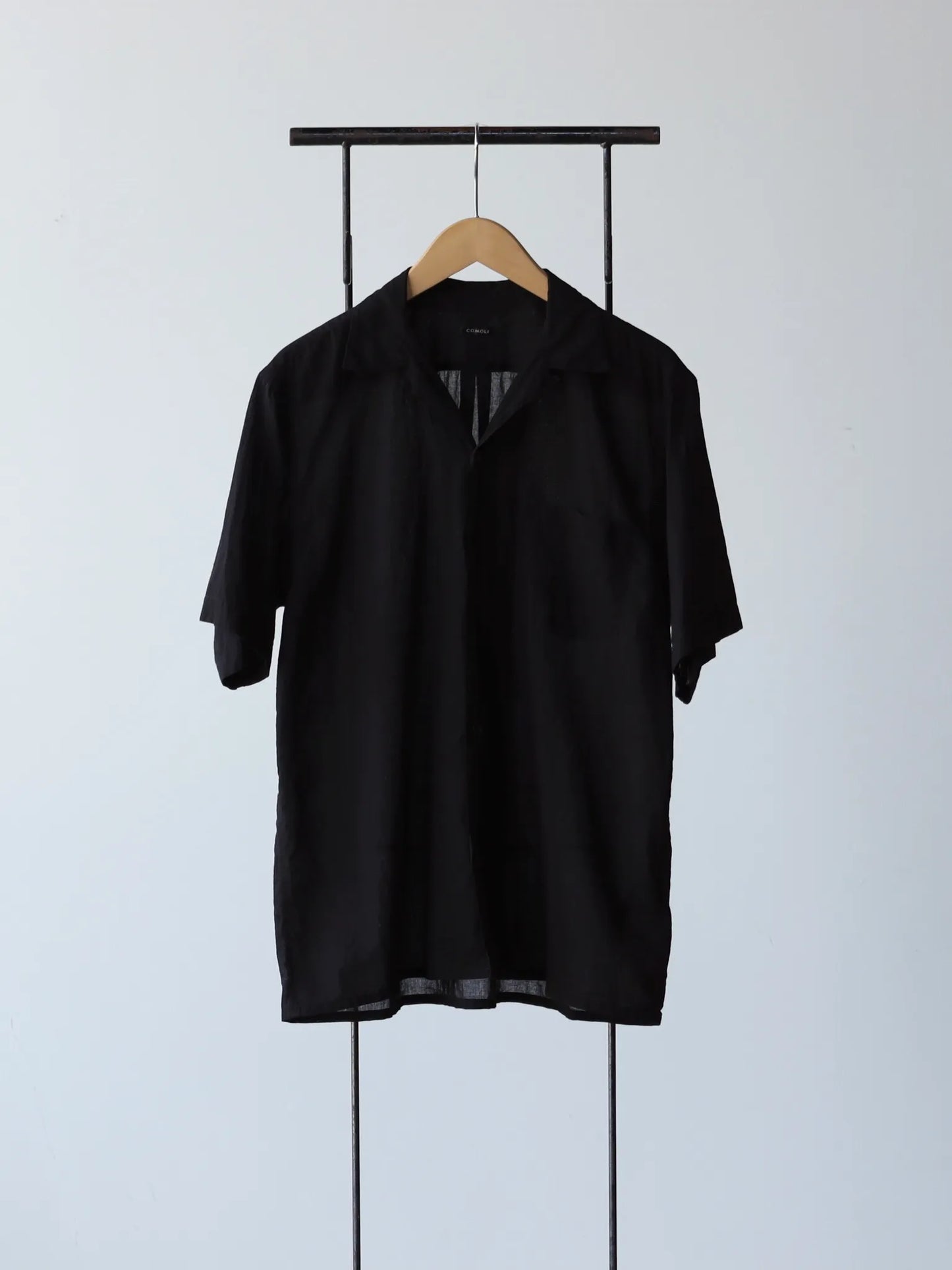comoli-khadiコットン-半袖オープンカラーシャツ-black-1