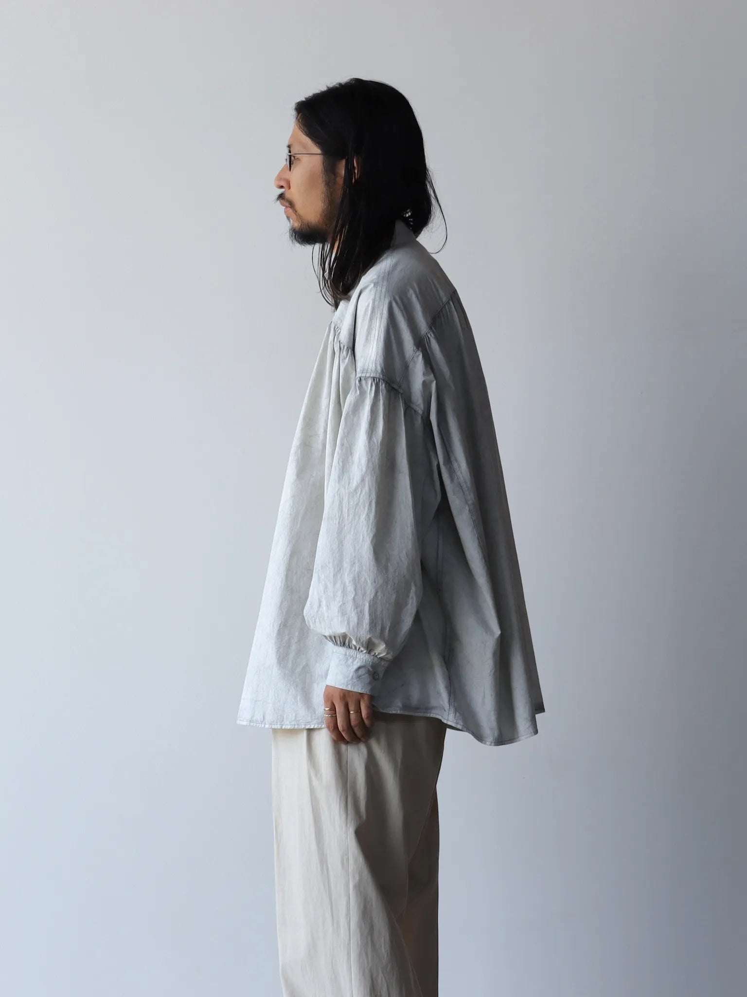 nomat-cotton-gathered-shirt-pearl-grey松煙染-2