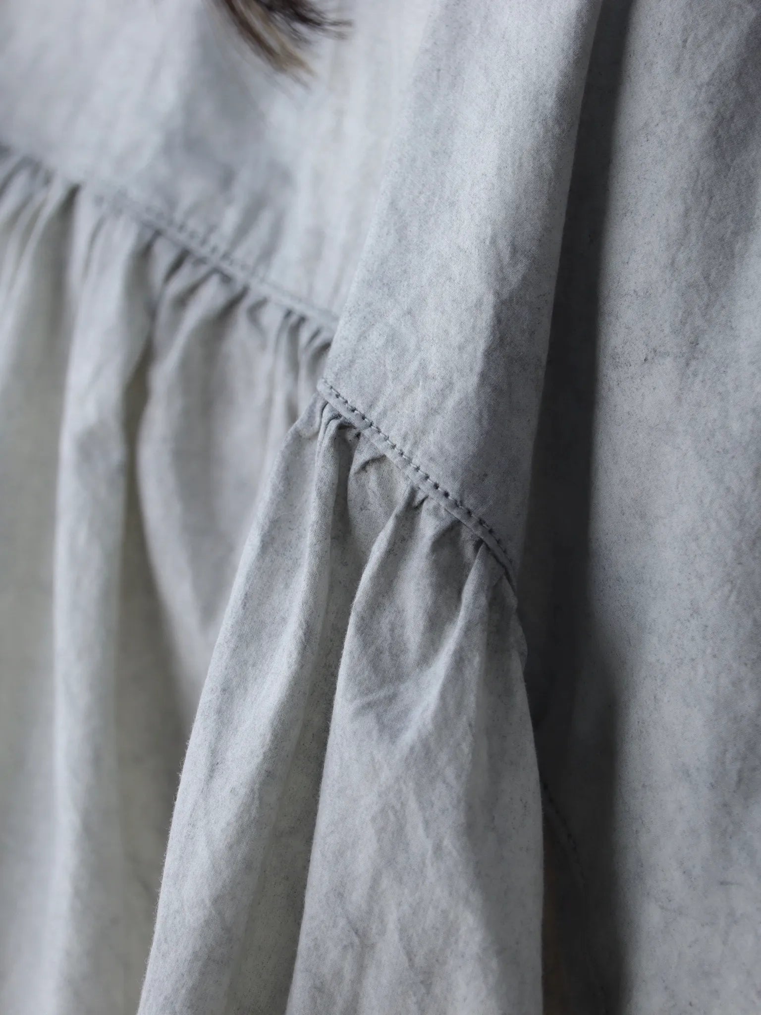 nomat-cotton-gathered-shirt-pearl-grey松煙染-7