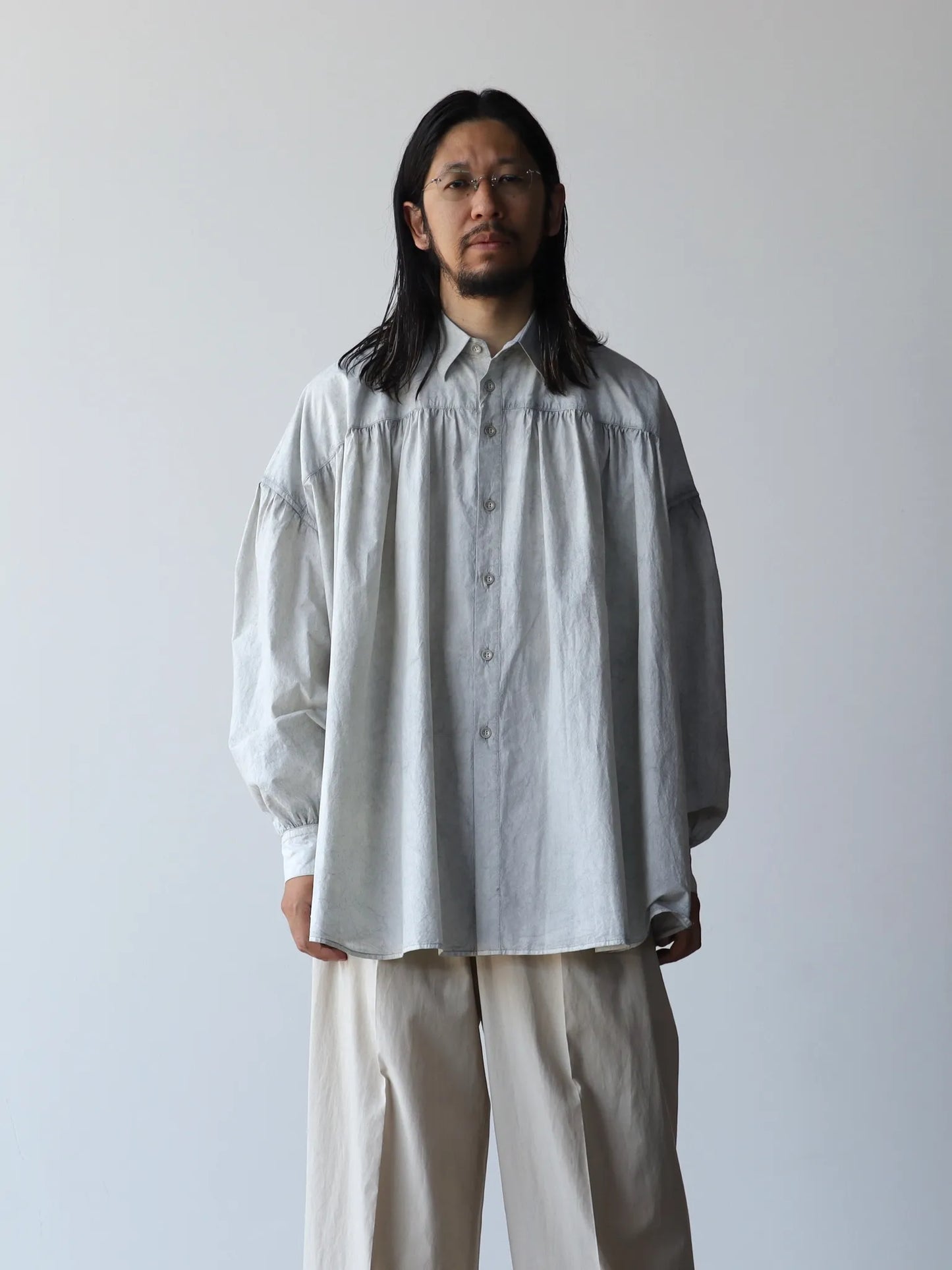 nomat-cotton-gathered-shirt-pearl-grey松煙染-1