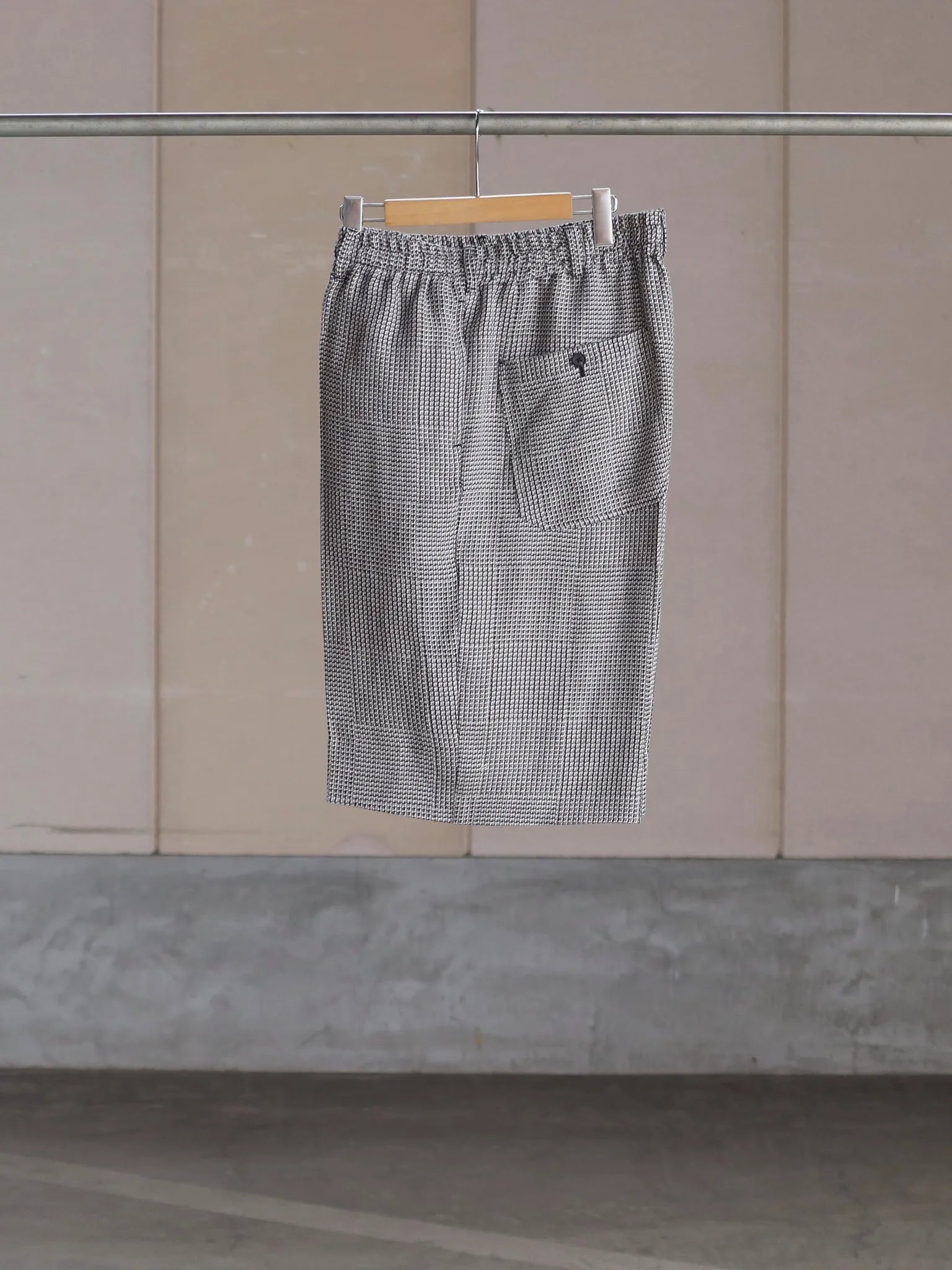 nonnotte-elastic-baggy-shorts-trousers-black-taupe-1