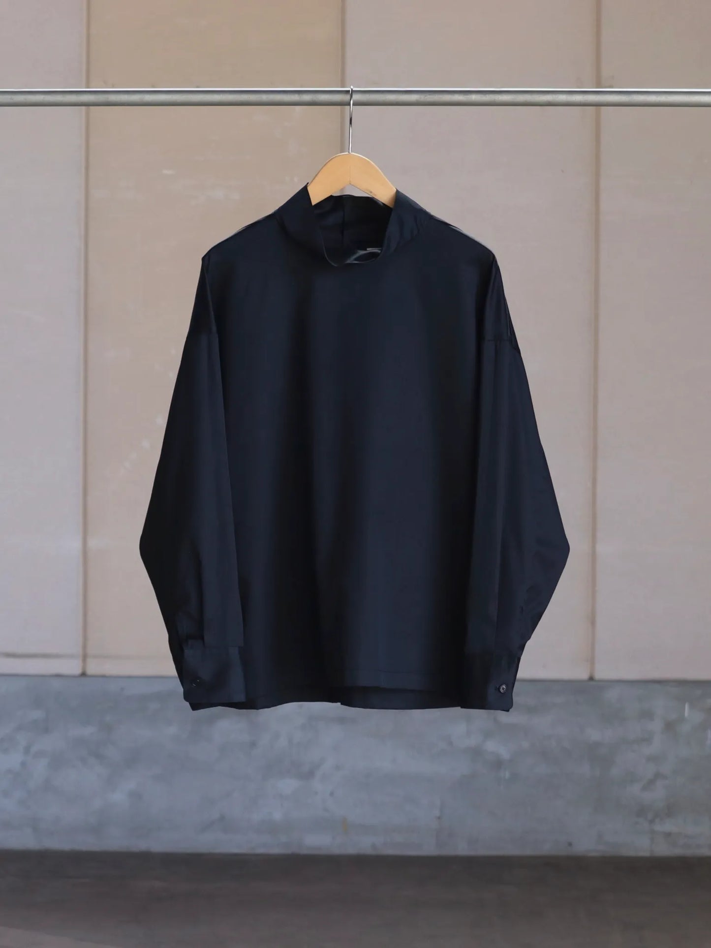 nonnotte-semi-mock-neck-smock-shirt-caviar-3