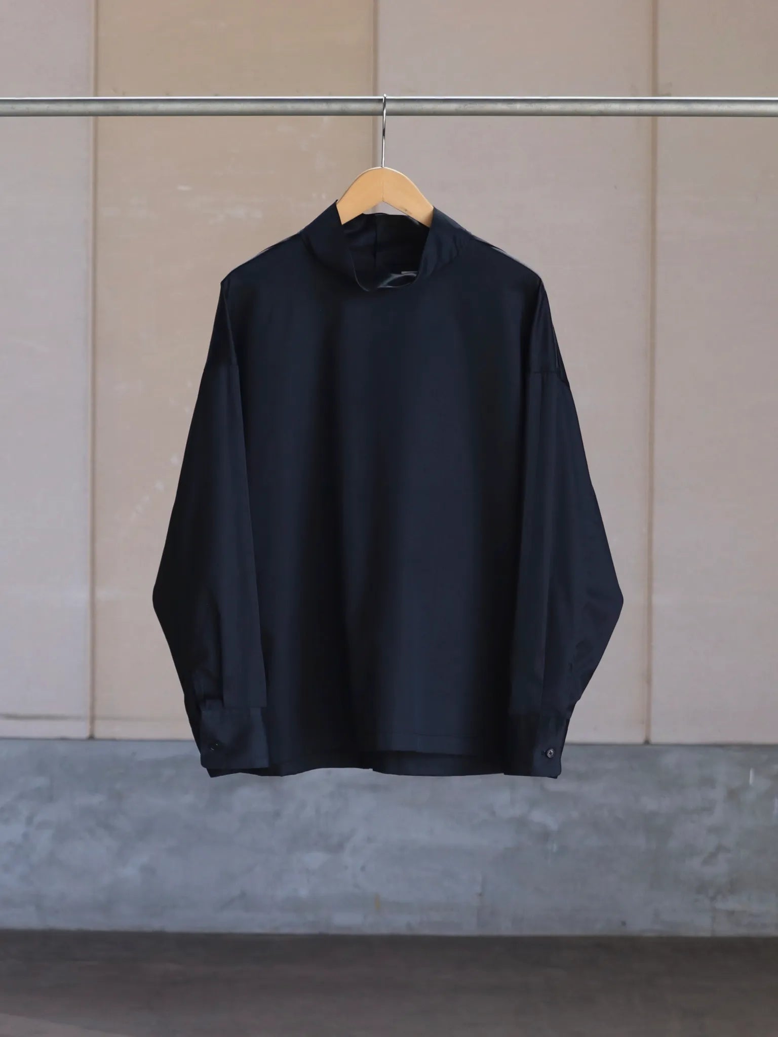 nonnotte-semi-mock-neck-smock-shirt-caviar-3