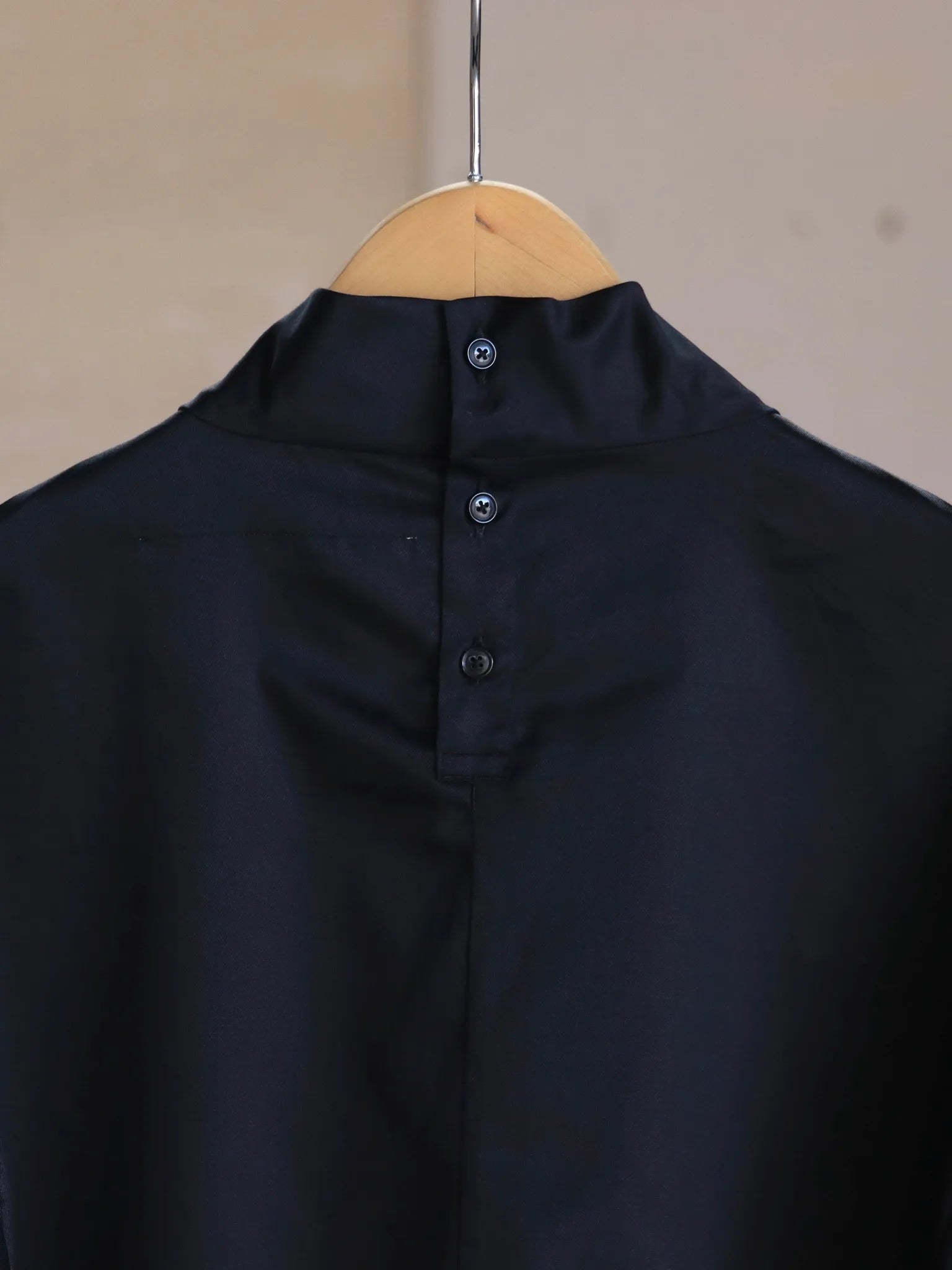 nonnotte-semi-mock-neck-smock-shirt-caviar-7
