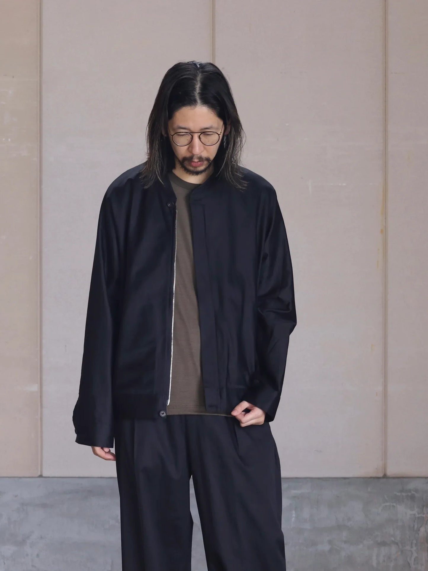 nonnotte-draping-bias-sleeve-zip-up-blouson-caviar-3