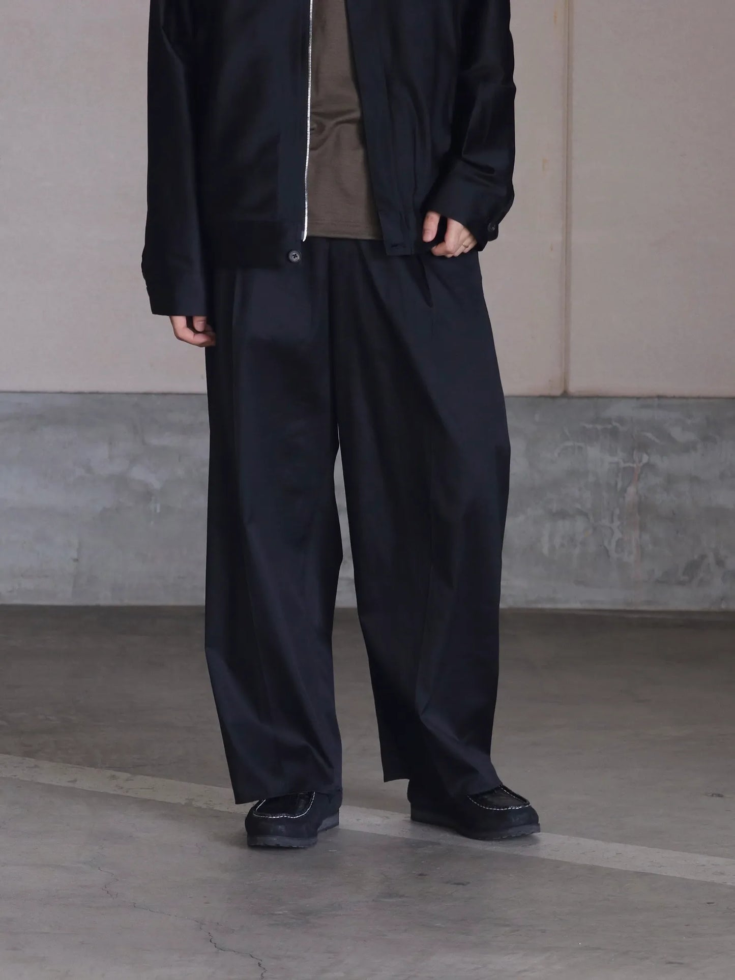 nonnotte-draping-elastic-in-tuck-wide-trousers-caviar-1