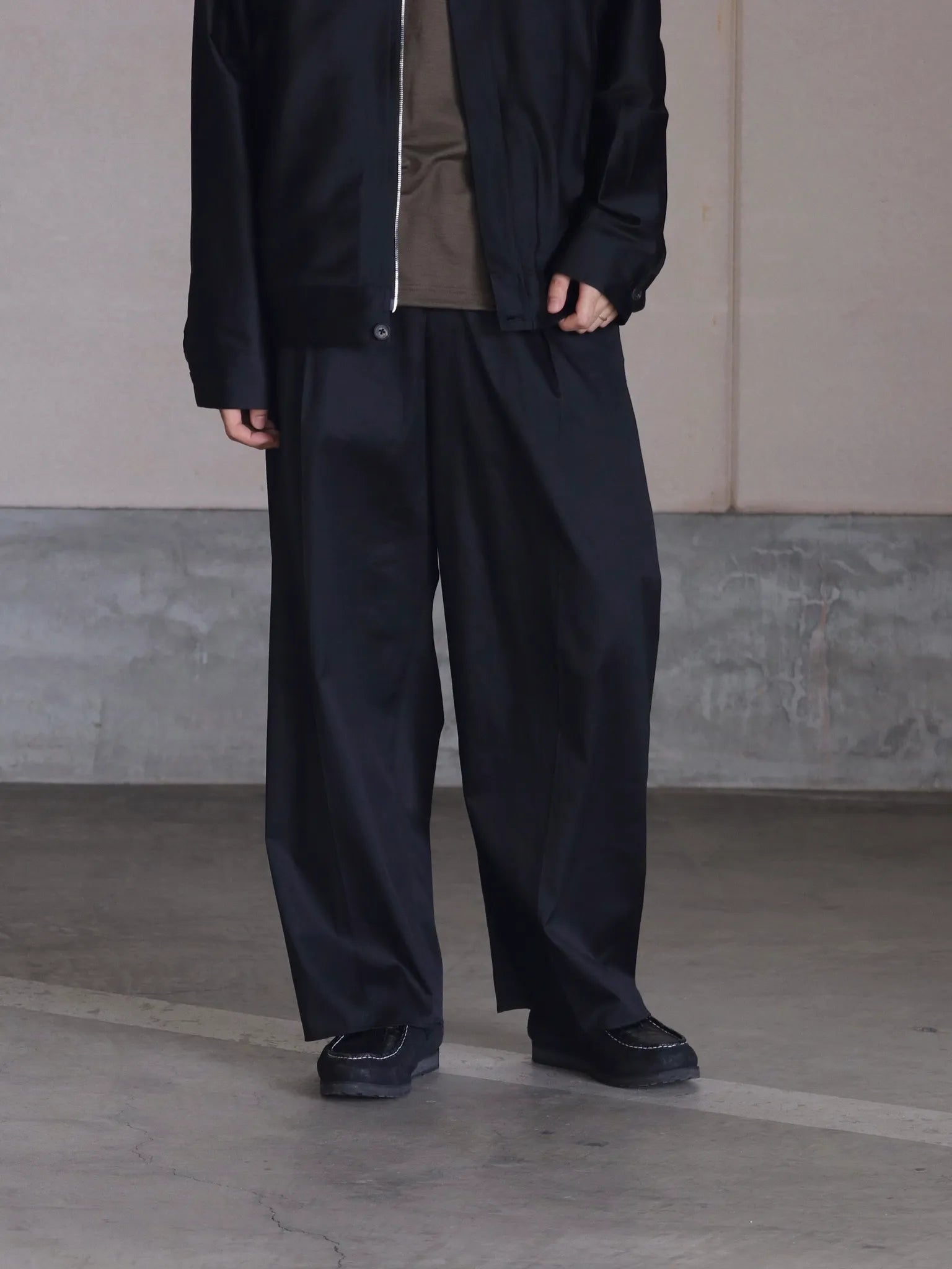 nonnotte-draping-elastic-in-tuck-wide-trousers-caviar-1
