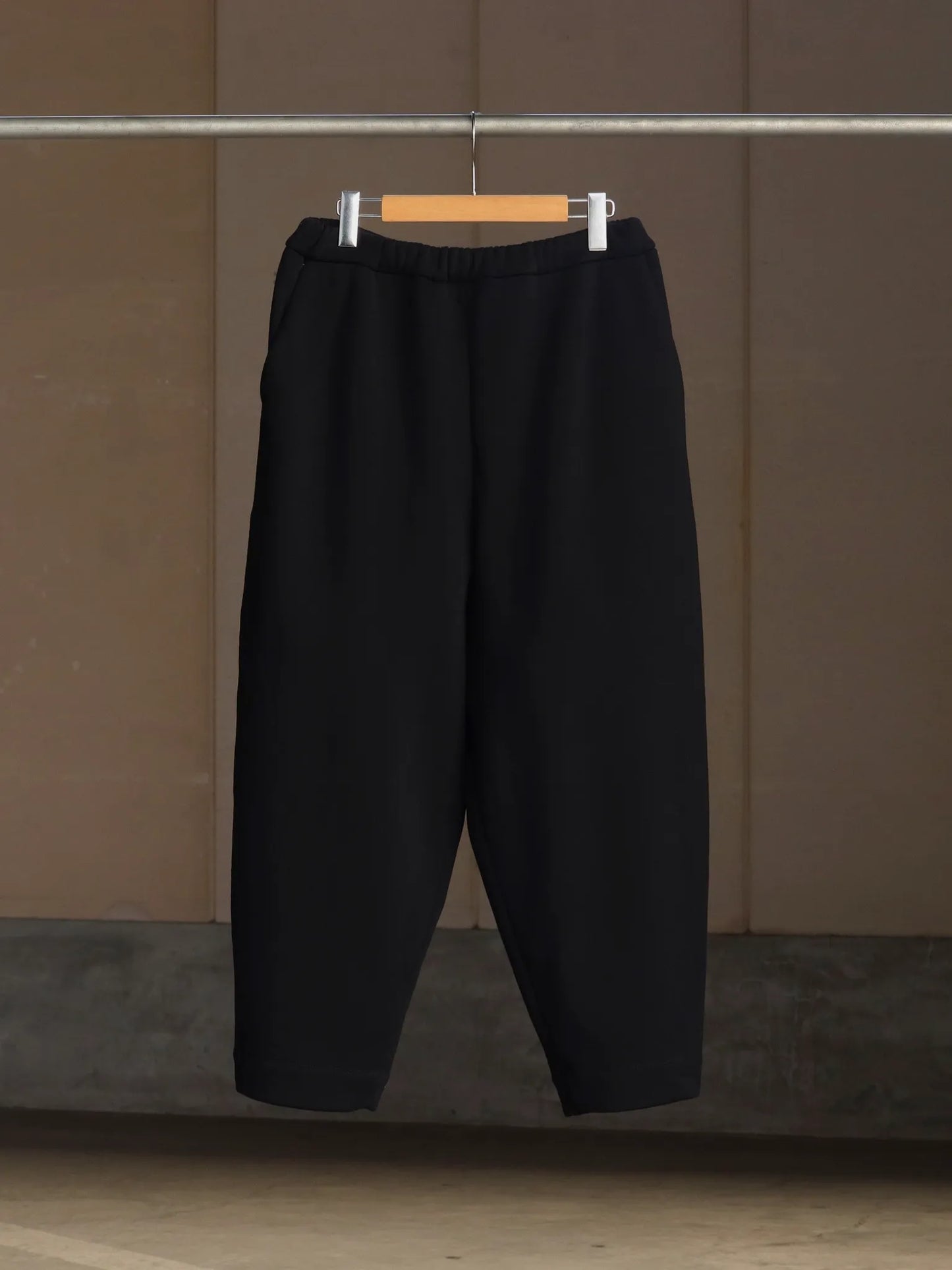 WONDER ROOM | "EGG" Sweat Slacks black