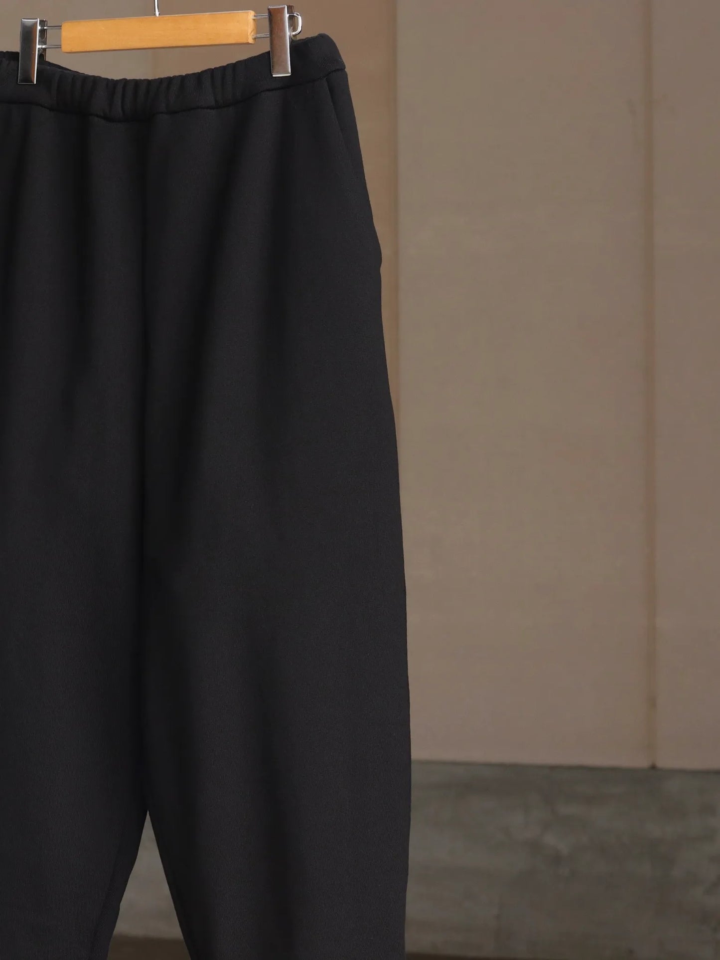WONDER ROOM | "EGG" Sweat Slacks black