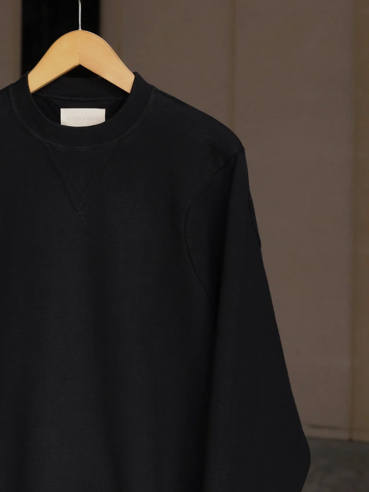 WONDER ROOM | "WHALE" crewneck sweat shirt black
