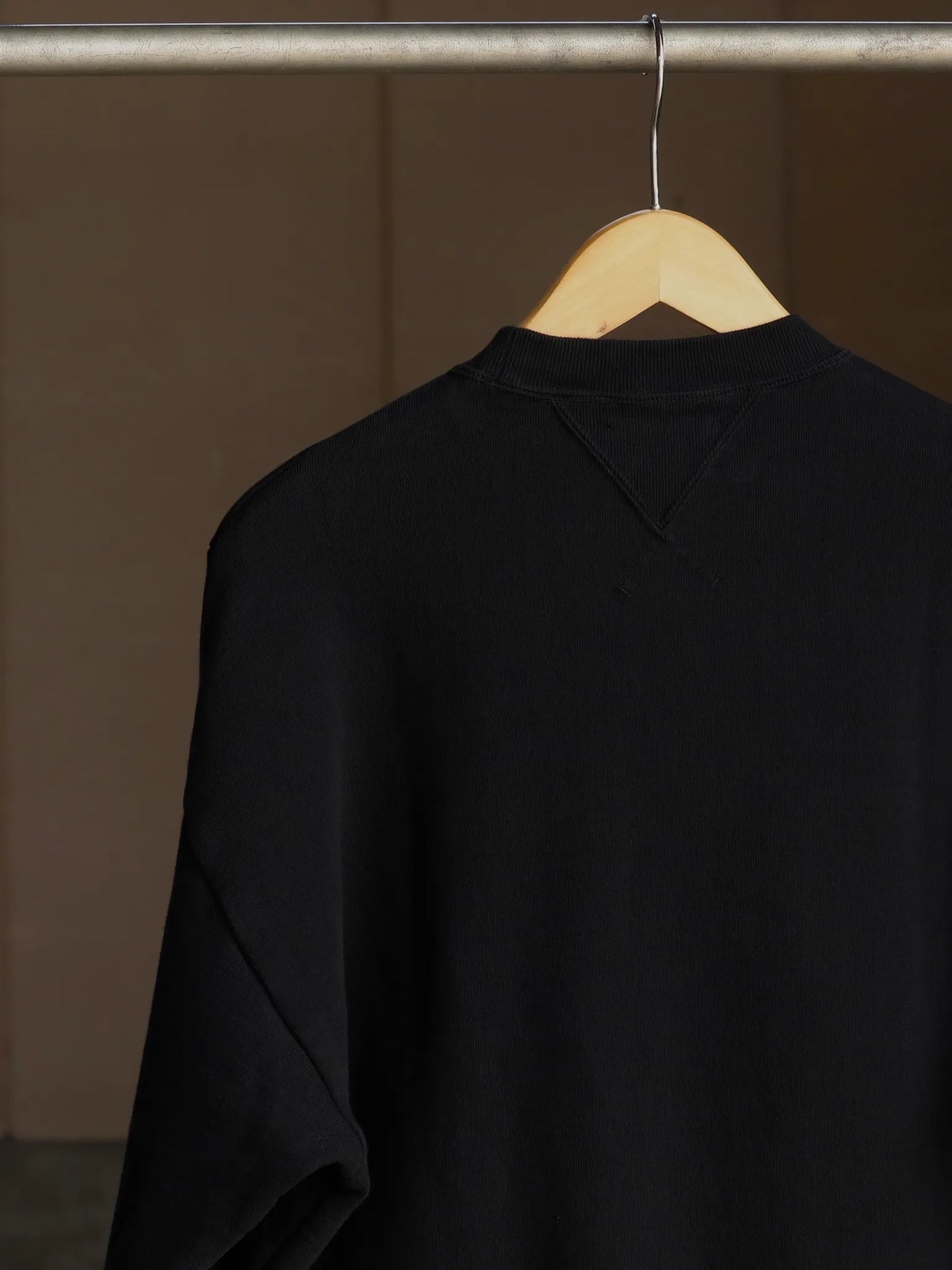 WONDER ROOM | "WHALE" crewneck sweat shirt black