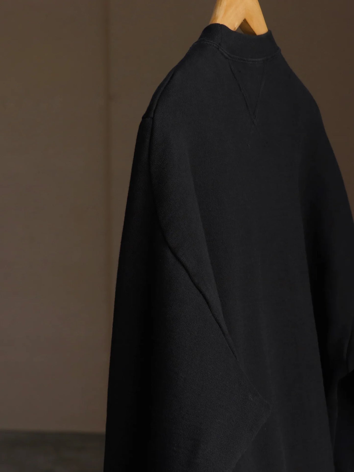 wonder-room-whale-crewneck-sweat-shirt-black-7