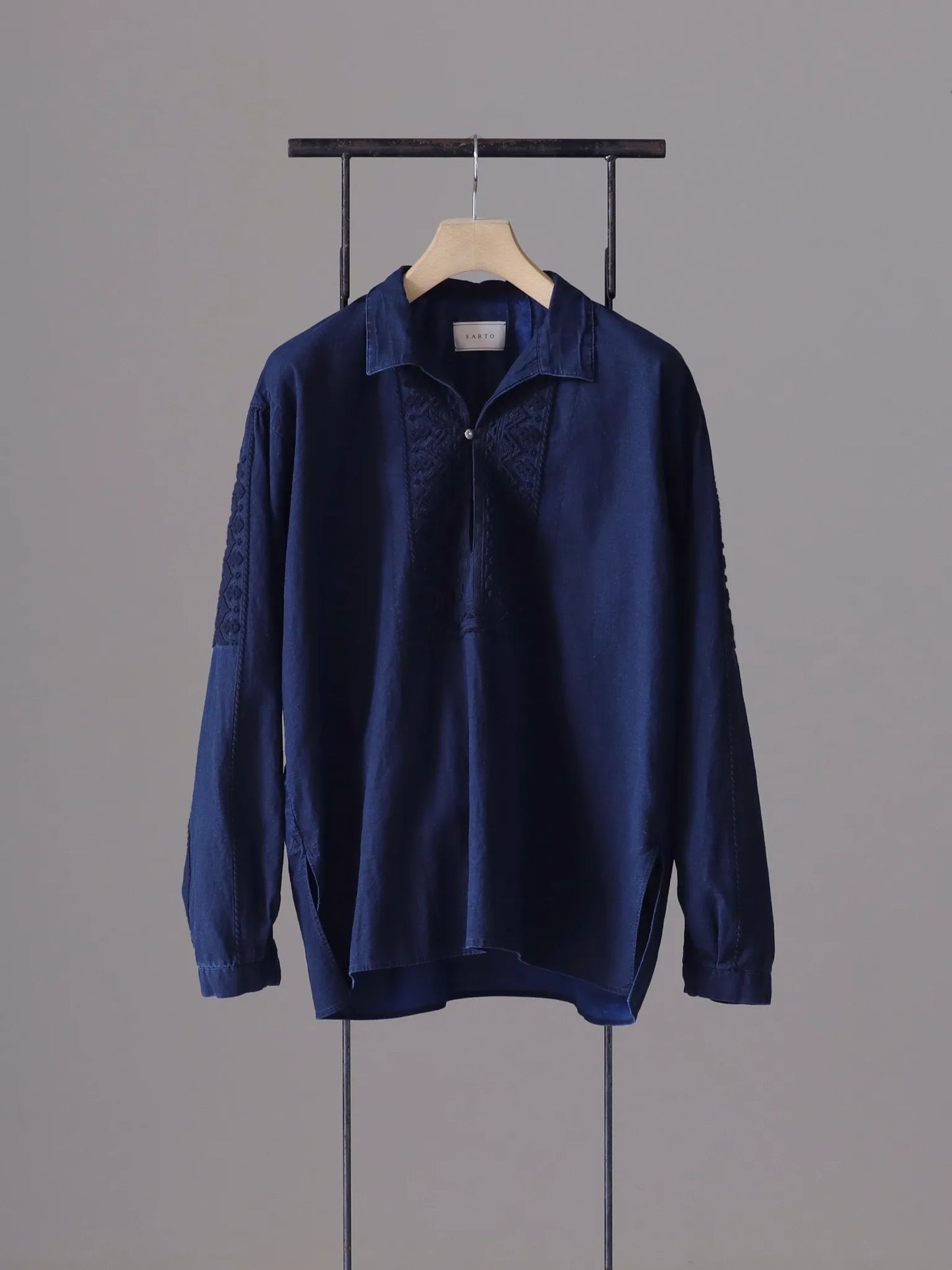 sarto-embroidery-pull-over-washed-indigo-1