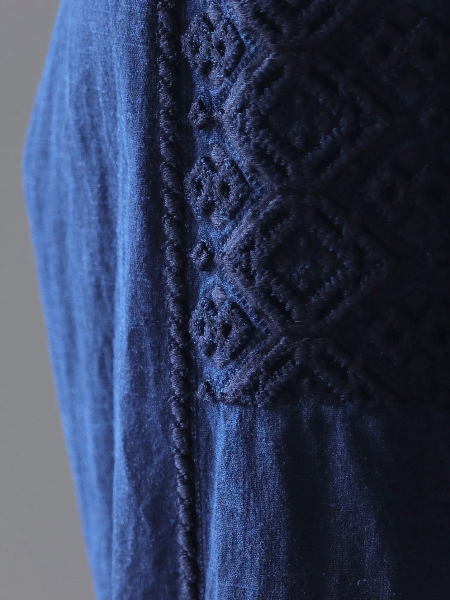 sarto-embroidery-pull-over-washed-indigo-5