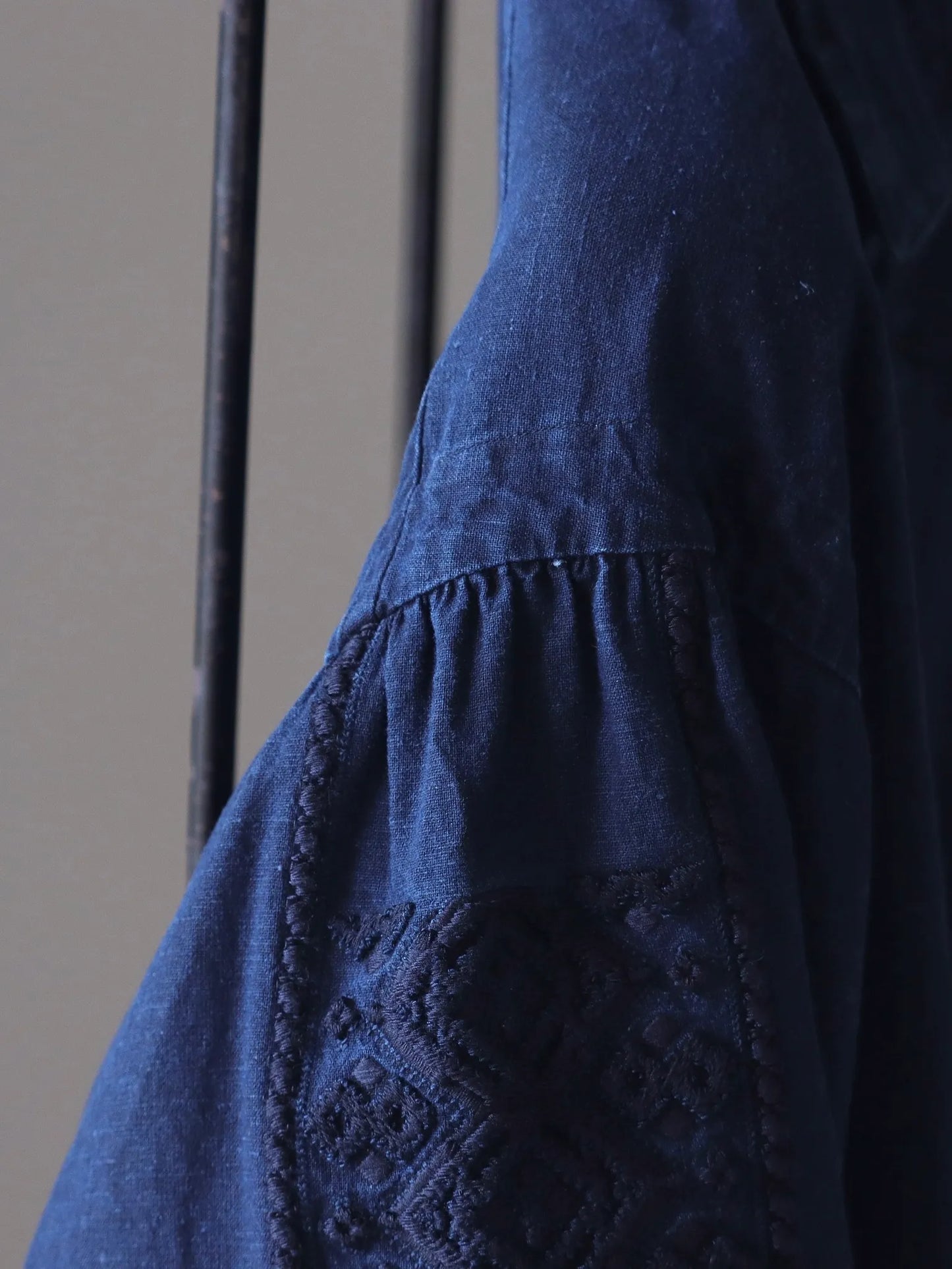 sarto-embroidery-pull-over-washed-indigo-6