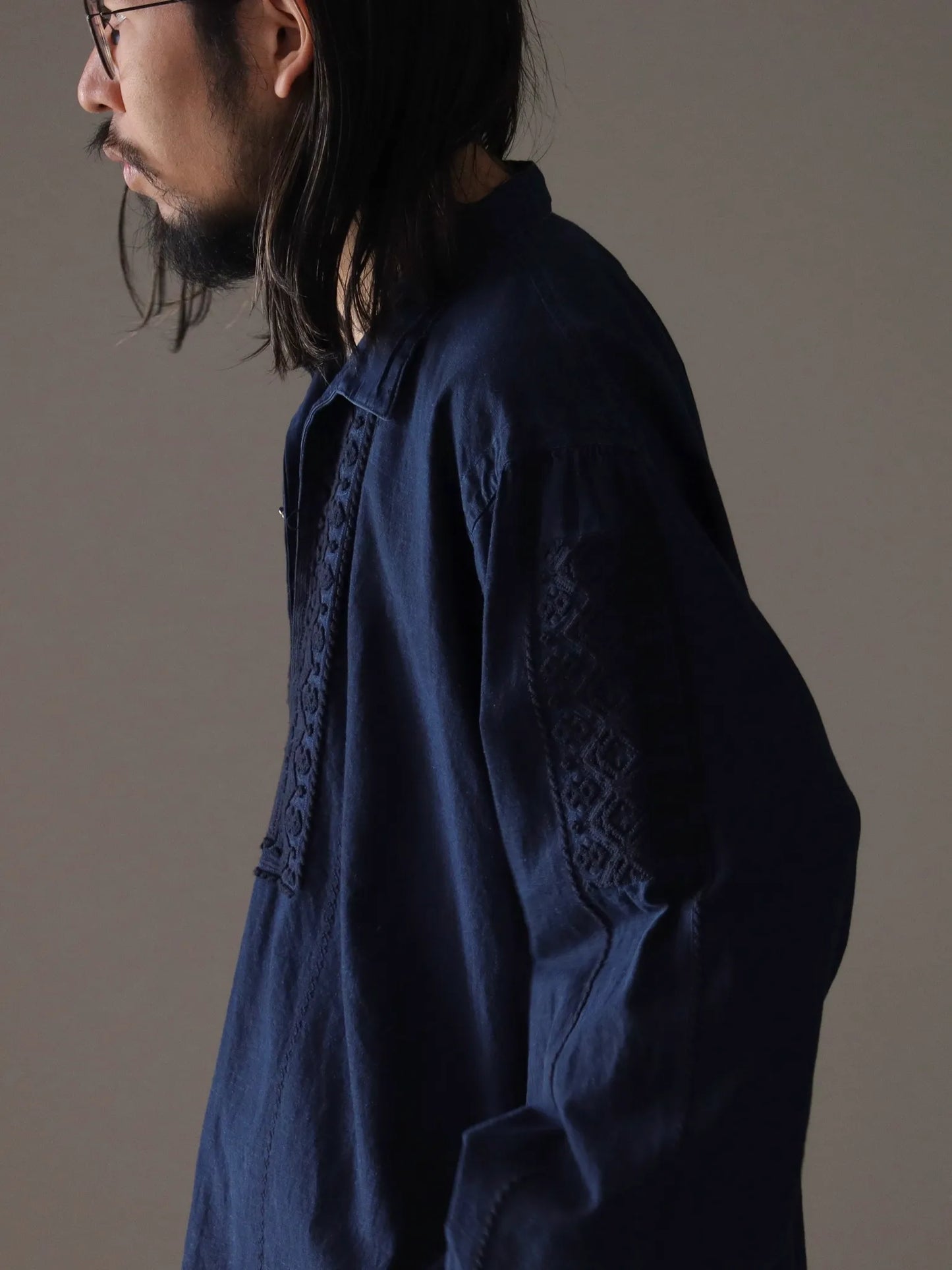 sarto-embroidery-pull-over-washed-indigo-10