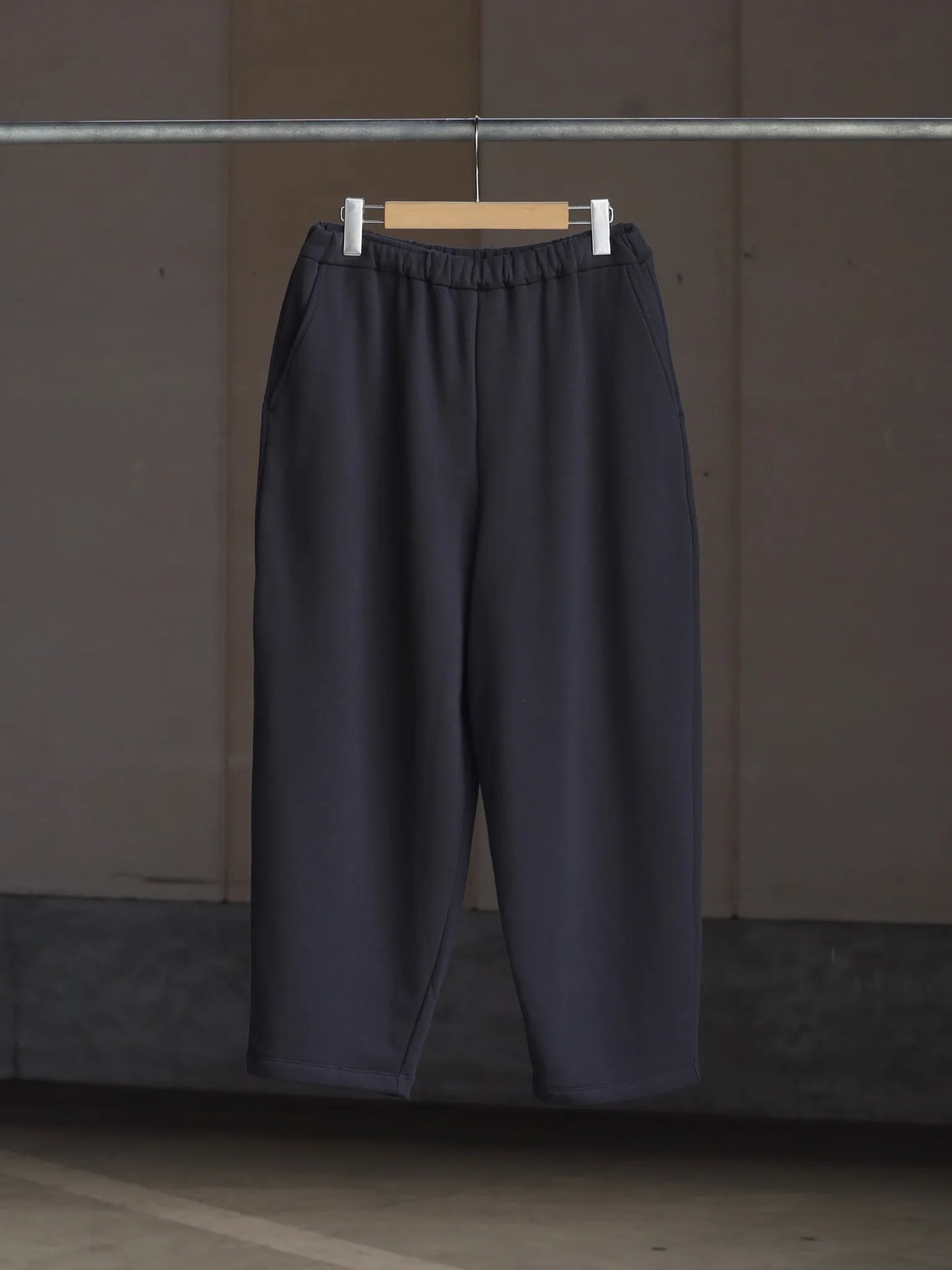 WONDER ROOM | "FRIEND" Sweat Slacks v-gray