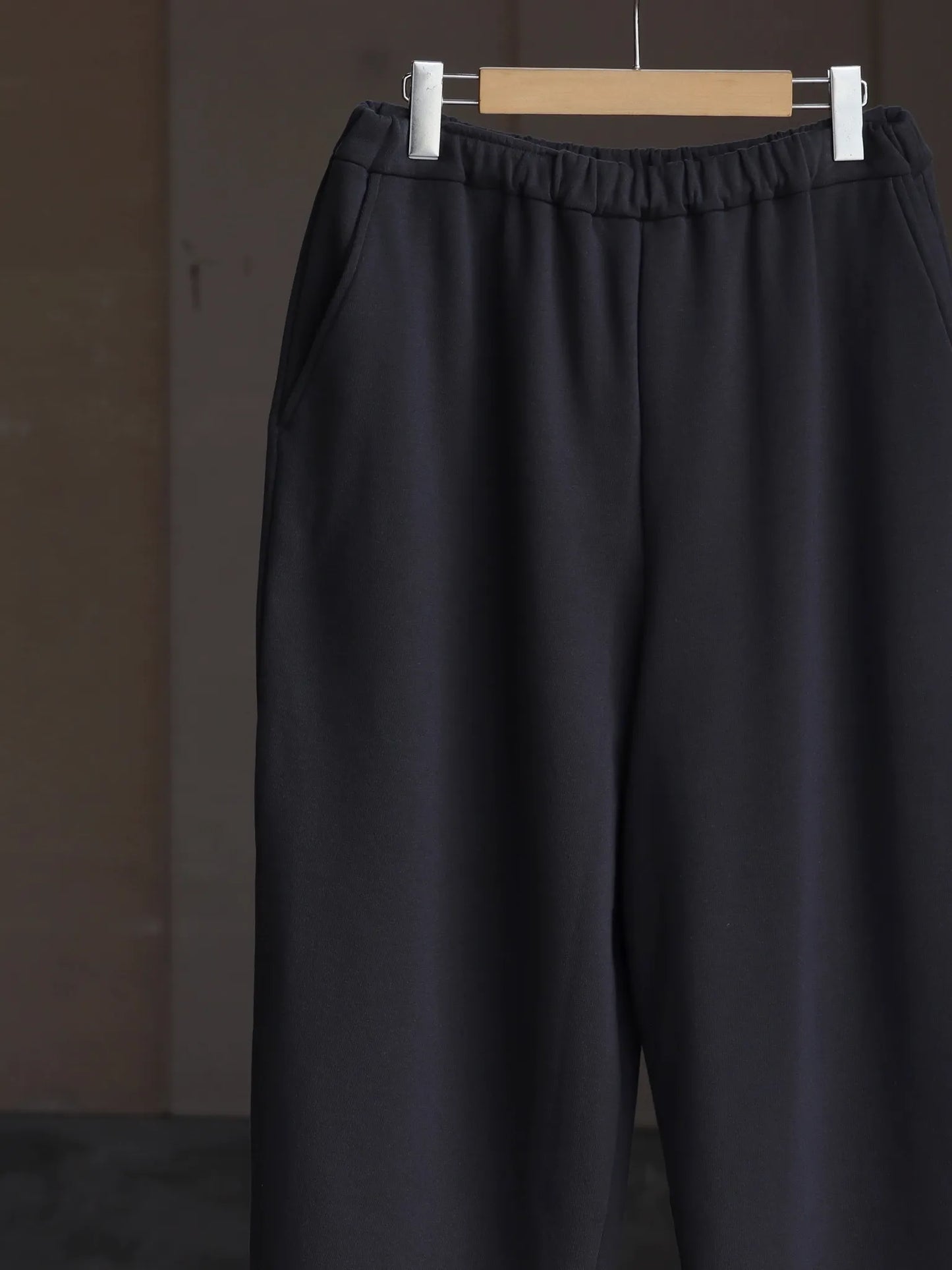 WONDER ROOM | "FRIEND" Sweat Slacks v-gray