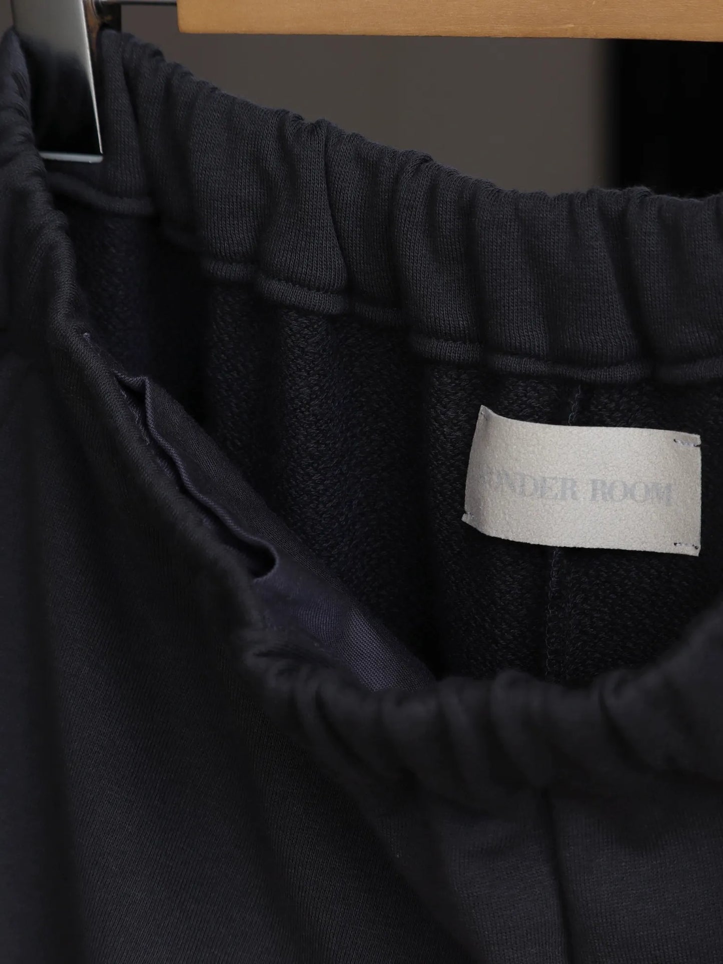 WONDER ROOM | "FRIEND" Sweat Slacks v-gray