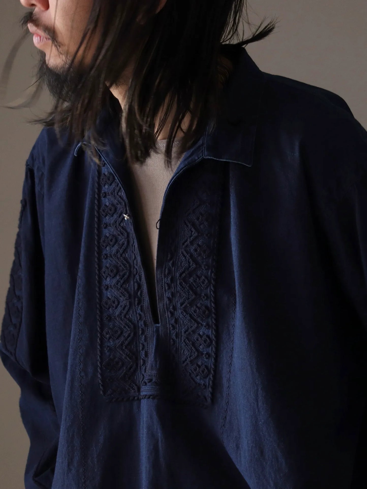 sarto-embroidery-pull-over-washed-indigo-2